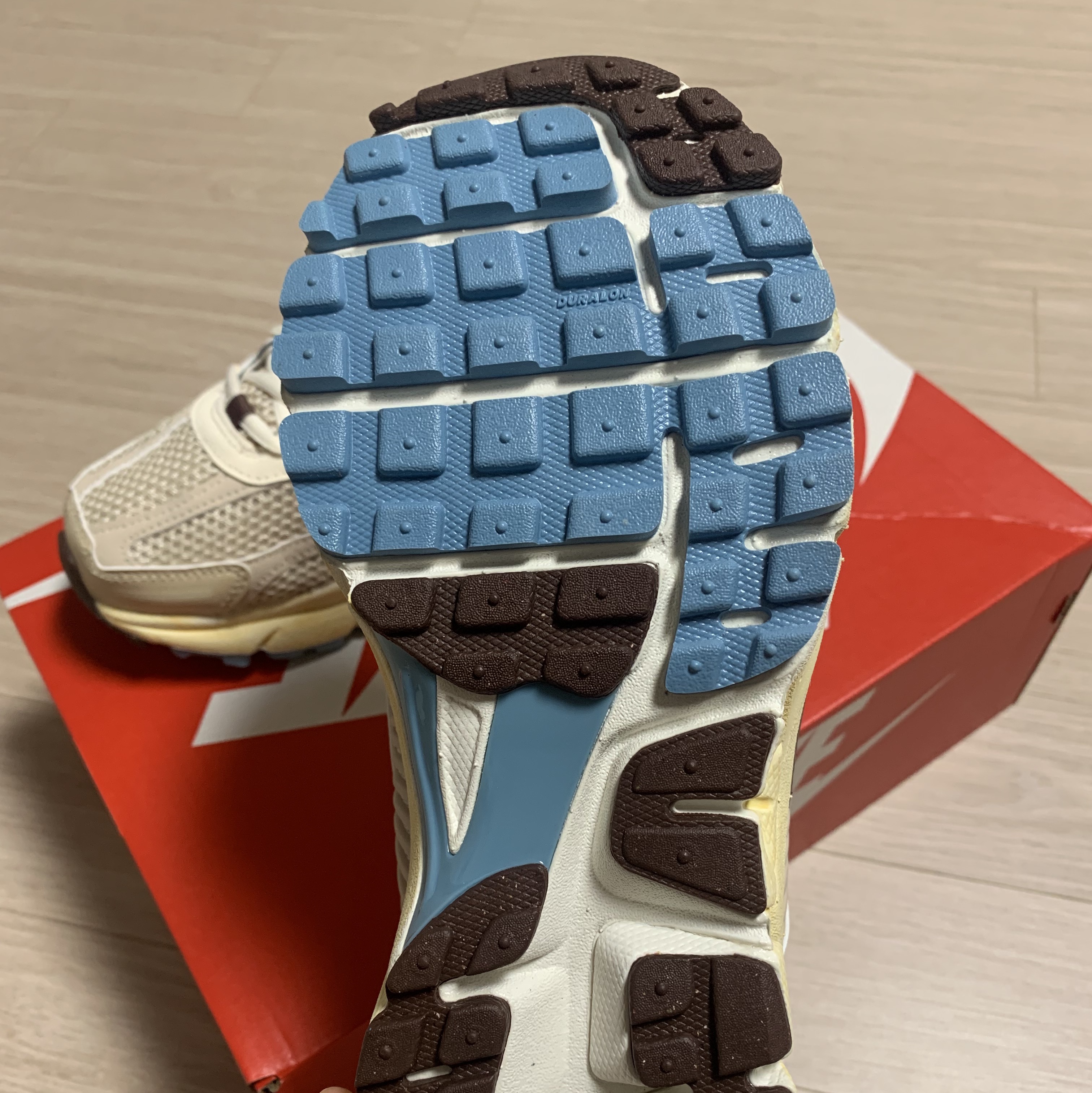 (W) Nike Zoom Vomero 5 Oatmeal 착용 스타일 - 5