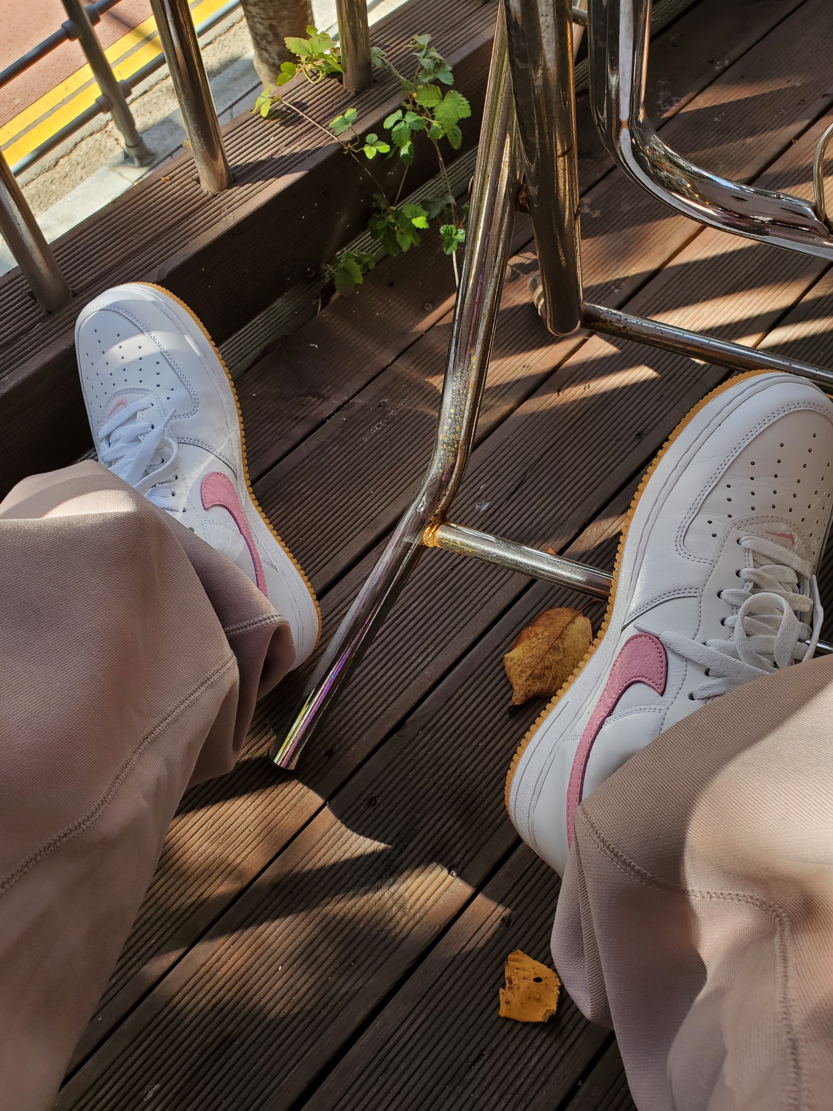 Nike Air Force 1 Low Retro Color of the Month White Pink, (W) Nike NRG Solo Swoosh Fleece Pants Malt - US/EU 착용 스타일