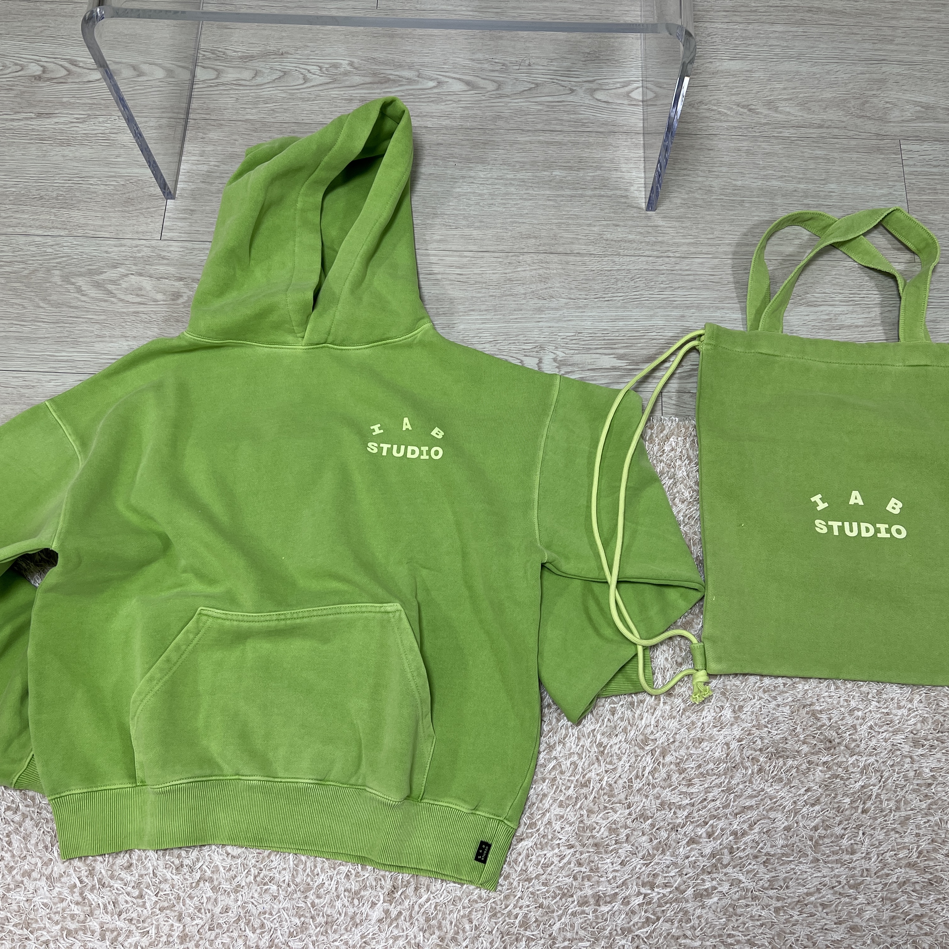 IAB Studio Pigment Hoodie & Sack Apple Green 착용 스타일 - 1