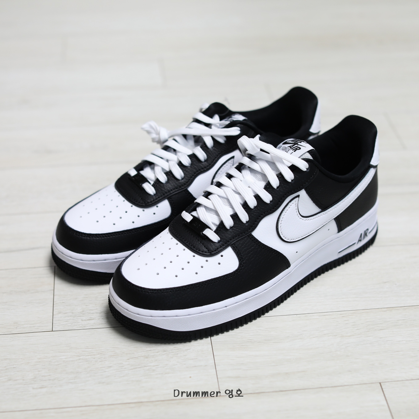 Nike Air Force 1 '07 LV8 White Black 착용 스타일