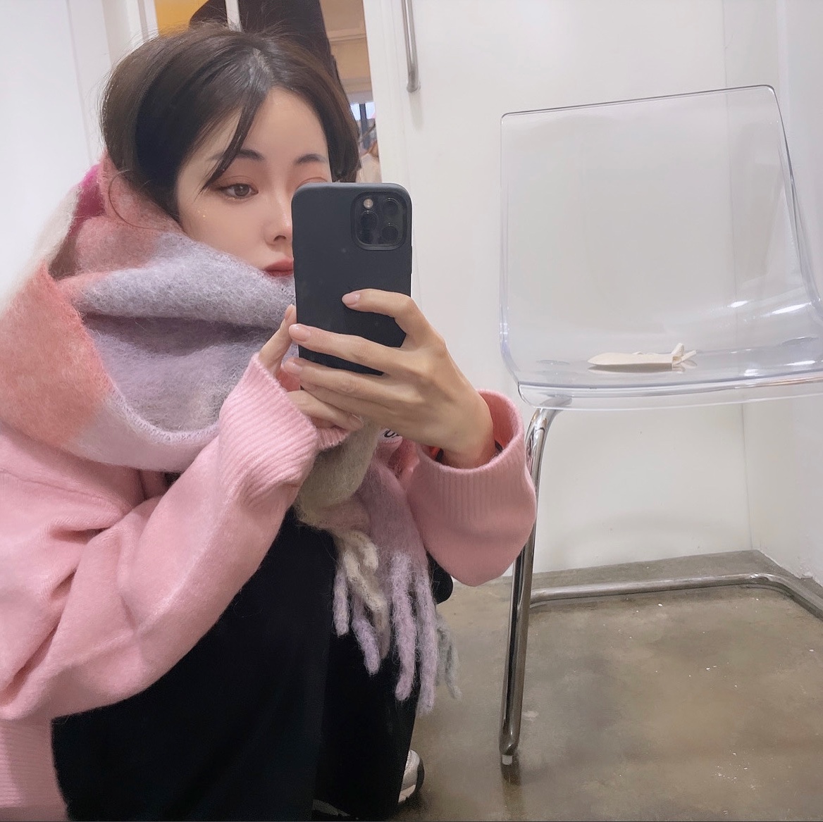 Acne Studios Mohair Check Muffler Fuchsia Lilac Pink 착용 스타일