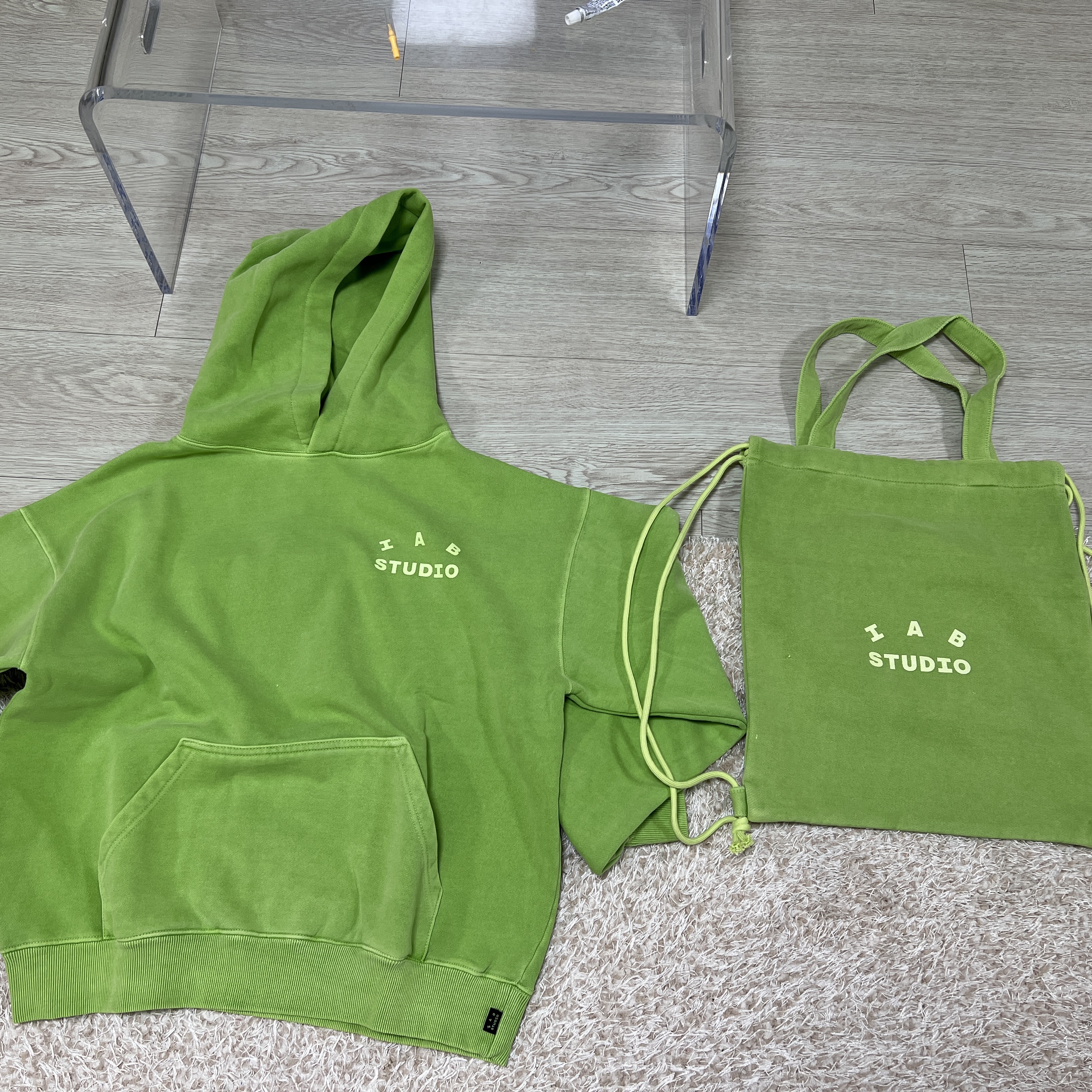 IAB Studio Pigment Hoodie & Sack Apple Green 착용 스타일 - 2