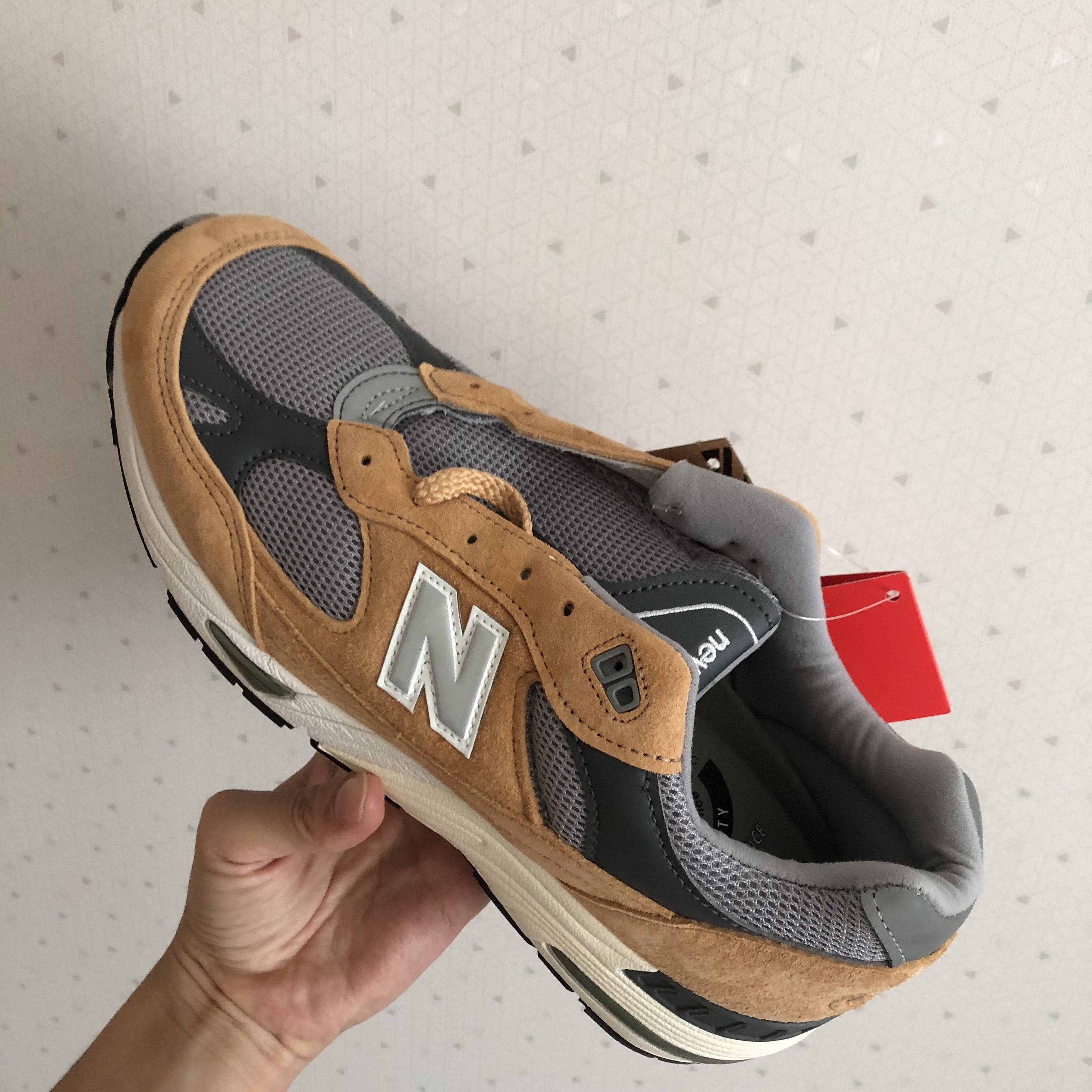 New Balance 991 Made in UK Tan Grey 착용 스타일 - 2