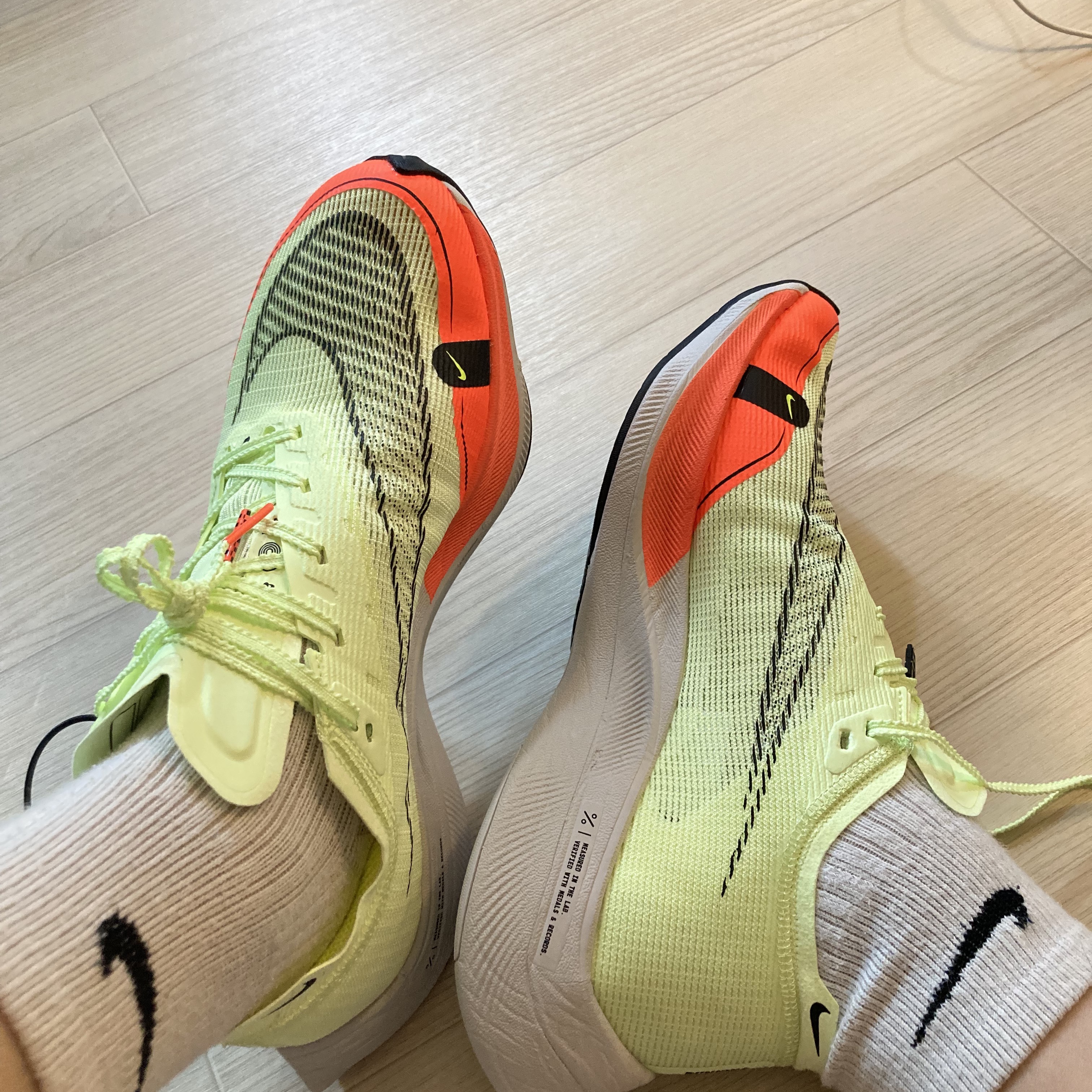 Nike ZoomX Vaporfly Next% 2 Barely Volt Hyper Orange 착용 스타일