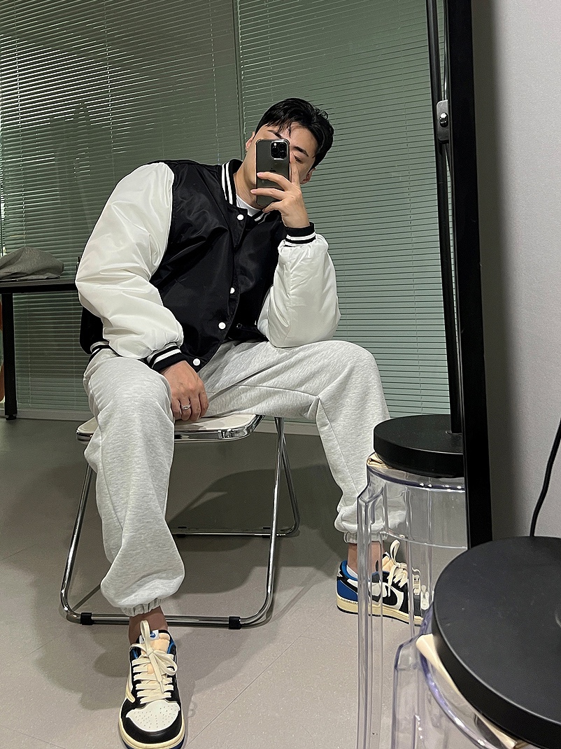 Jordan 1 x Travis Scott x Fragment Retro Low OG SP Military Blue, Nike Air Force 1 '07 Low White 착용 스타일 - 1