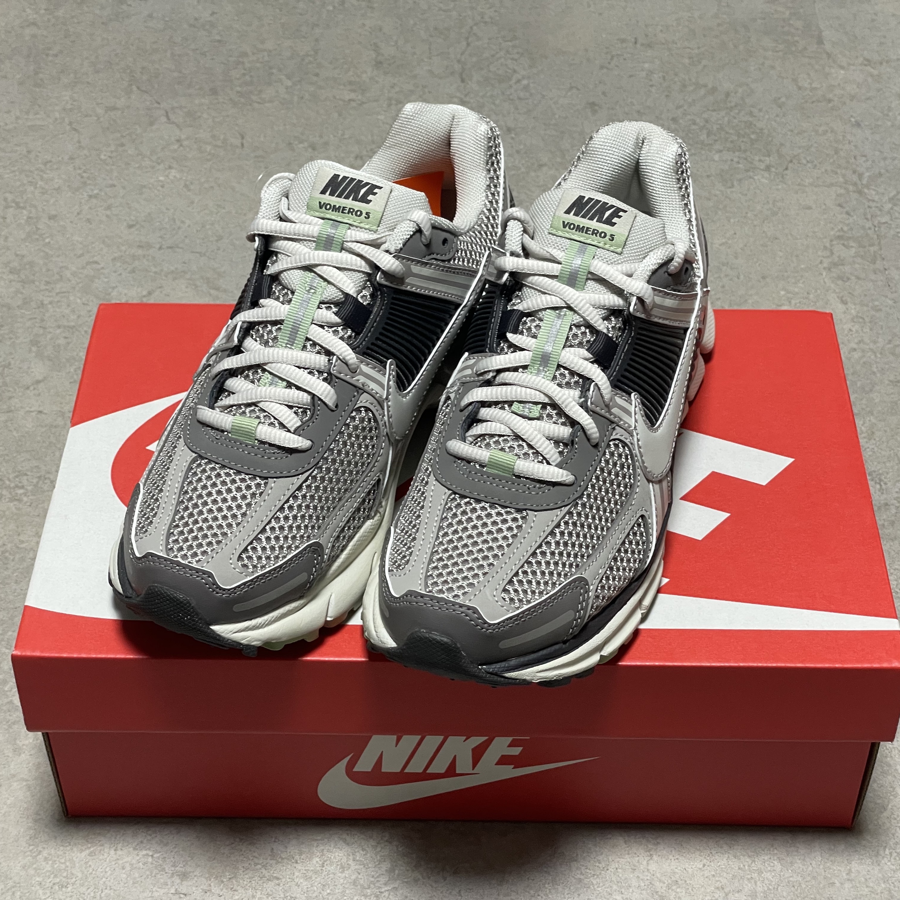 (W) Nike Zoom Vomero 5 Cobblestone and Flat Pewter 착용 스타일 - 1