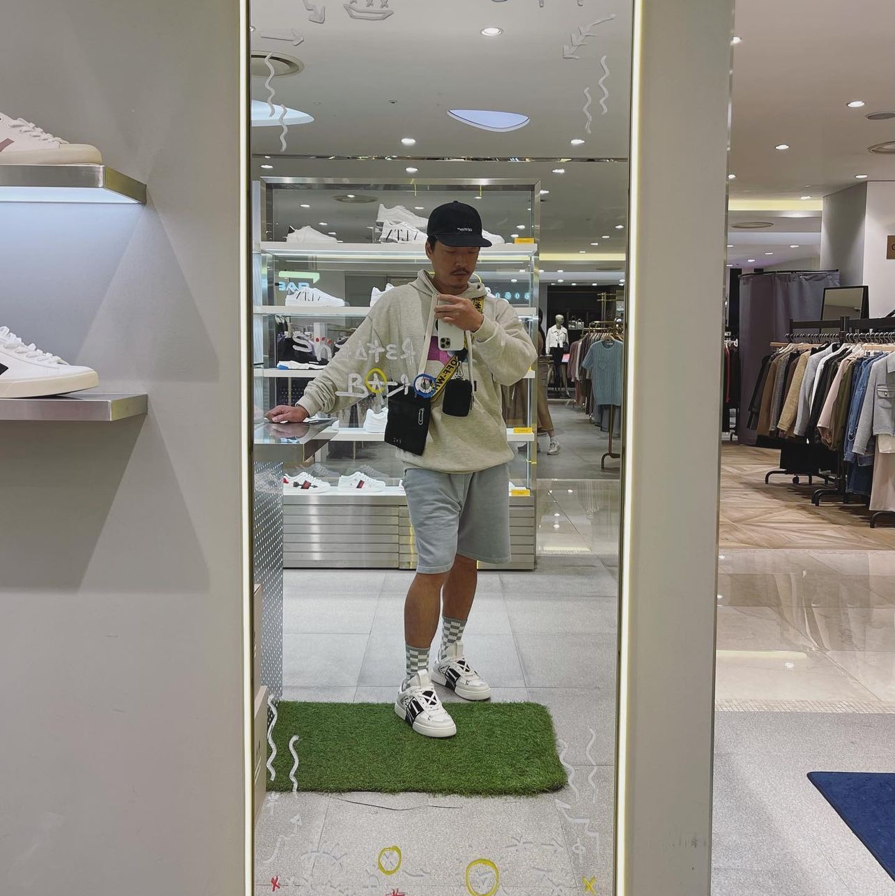 Off-White Bookish OW Logo Baseball Cap Black, Off-White OW Logo Nylon Crossbody Bag Black 착용 스타일