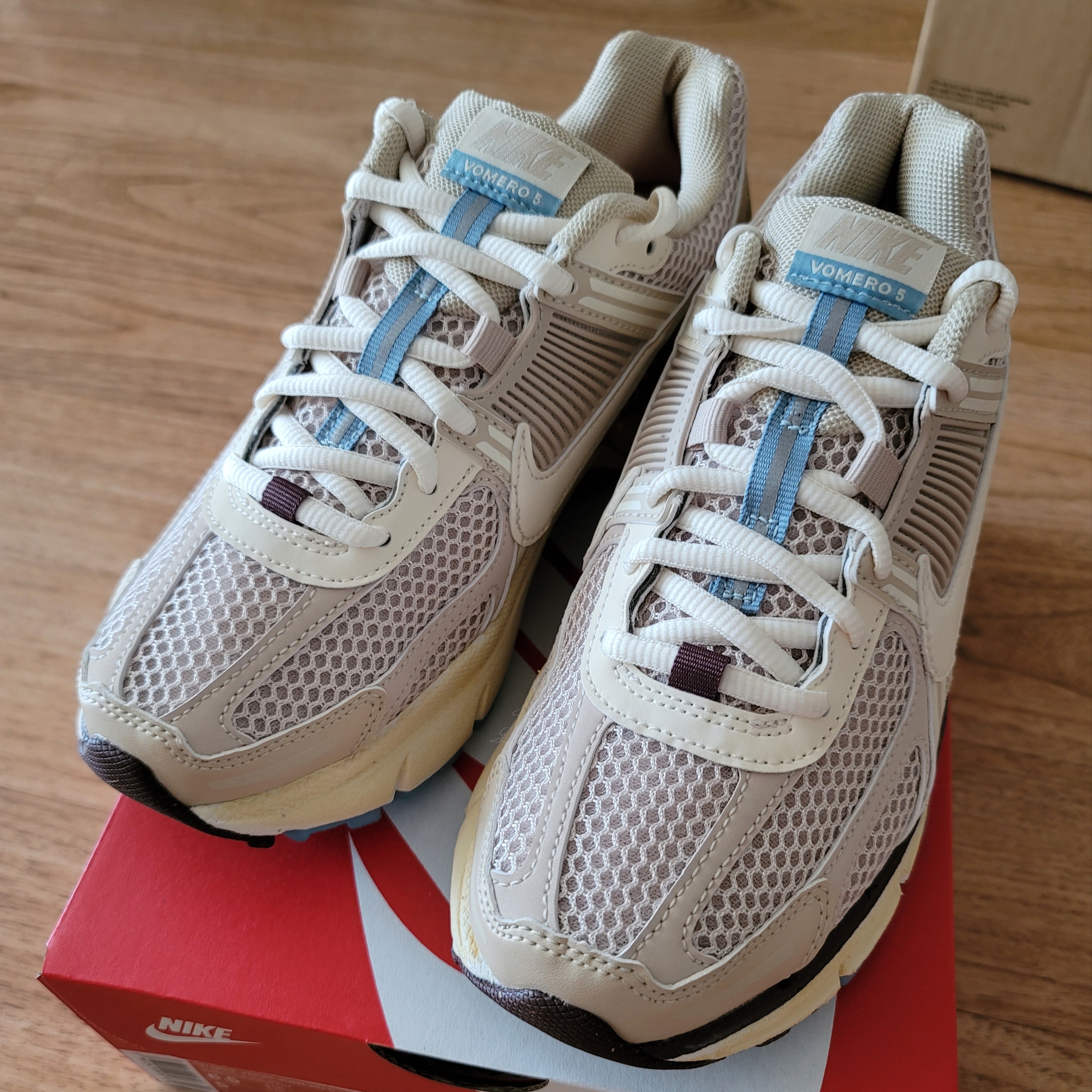 (W) Nike Zoom Vomero 5 Oatmeal 착용 스타일 - 1