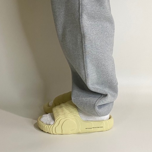 Adidas Adilette 22 Desert Sand 착용 스타일