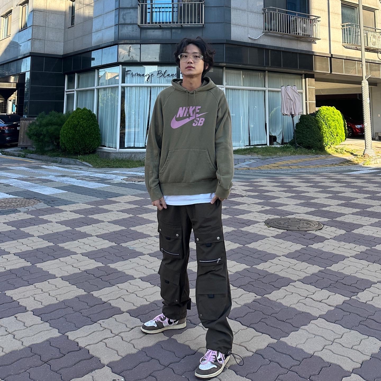 Jordan 1 x Travis Scott Retro High OG SP Mocha 착용 스타일 - 1