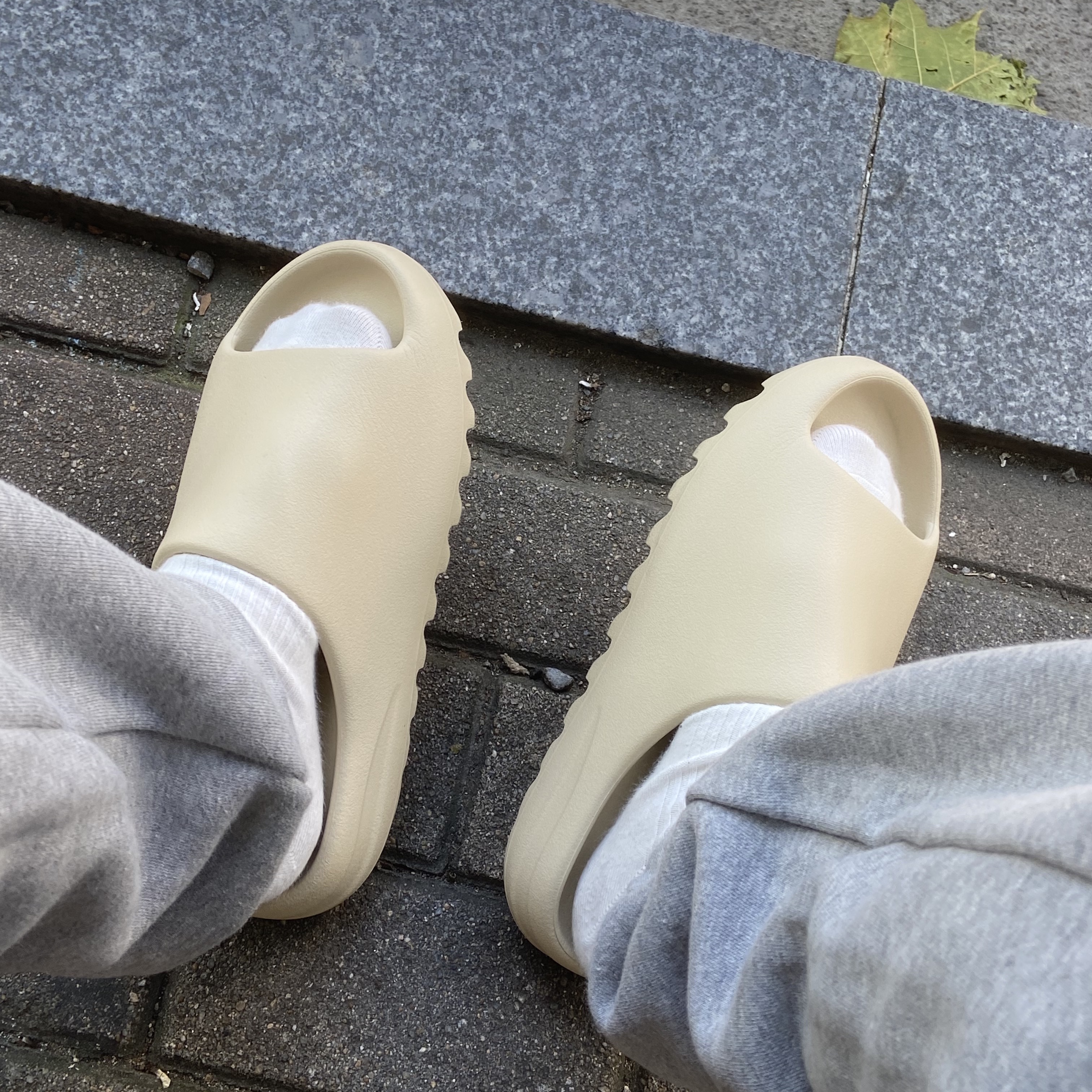 Adidas Yeezy Slide Bone 2022/2023 착용 스타일 - 1