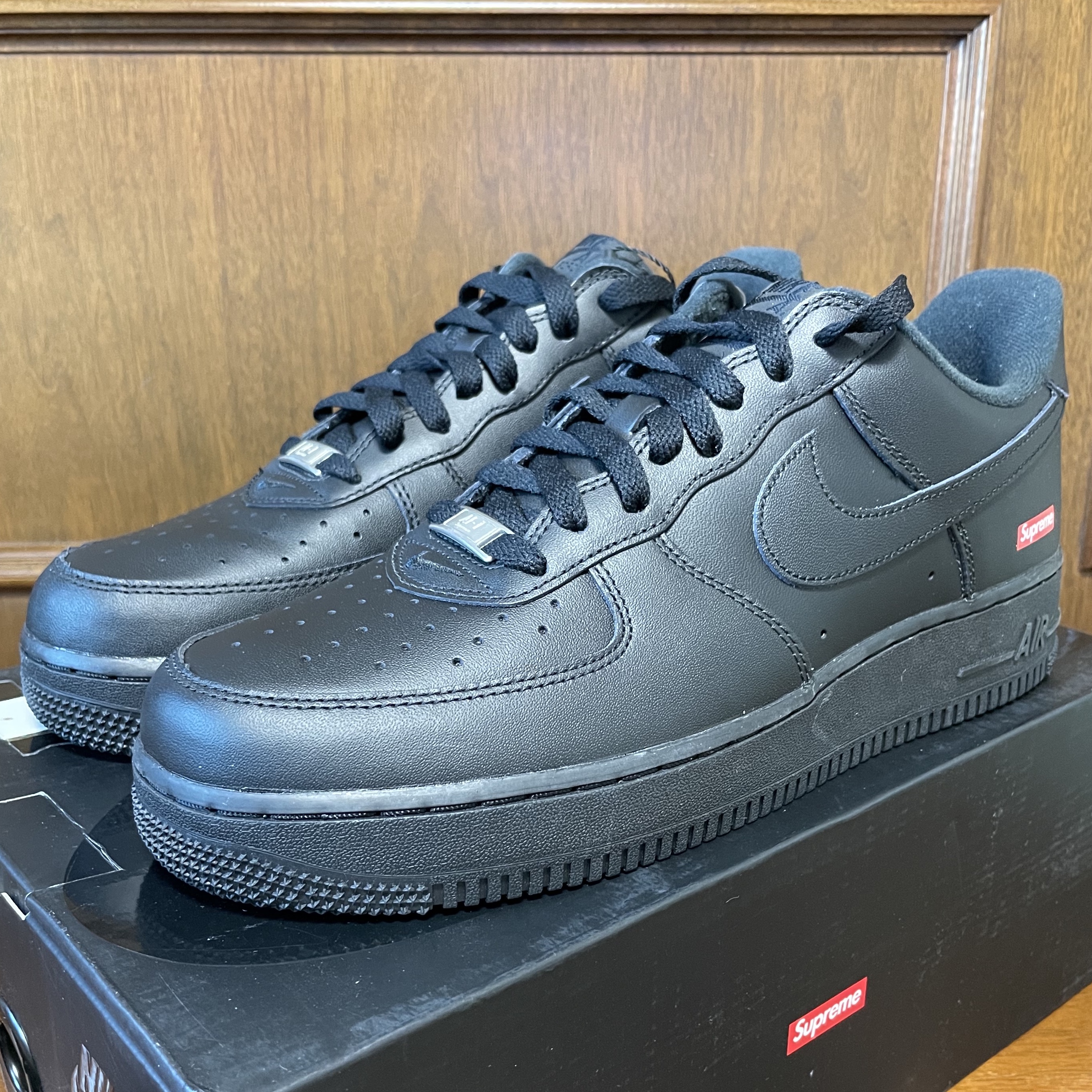 Nike x Supreme Air Force 1 Low Black 착용 스타일 - 2