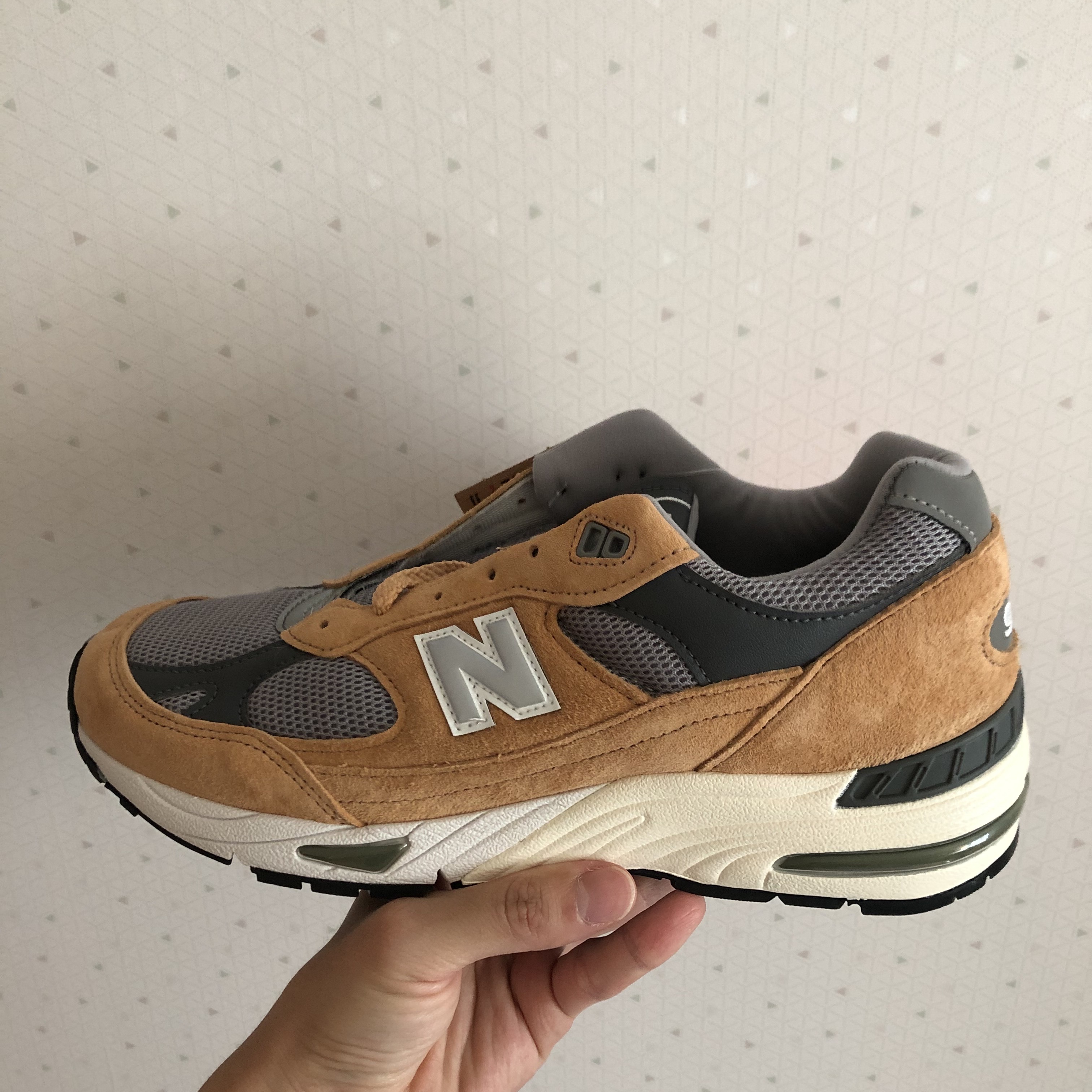 New Balance 991 Made in UK Tan Grey 착용 스타일 - 1