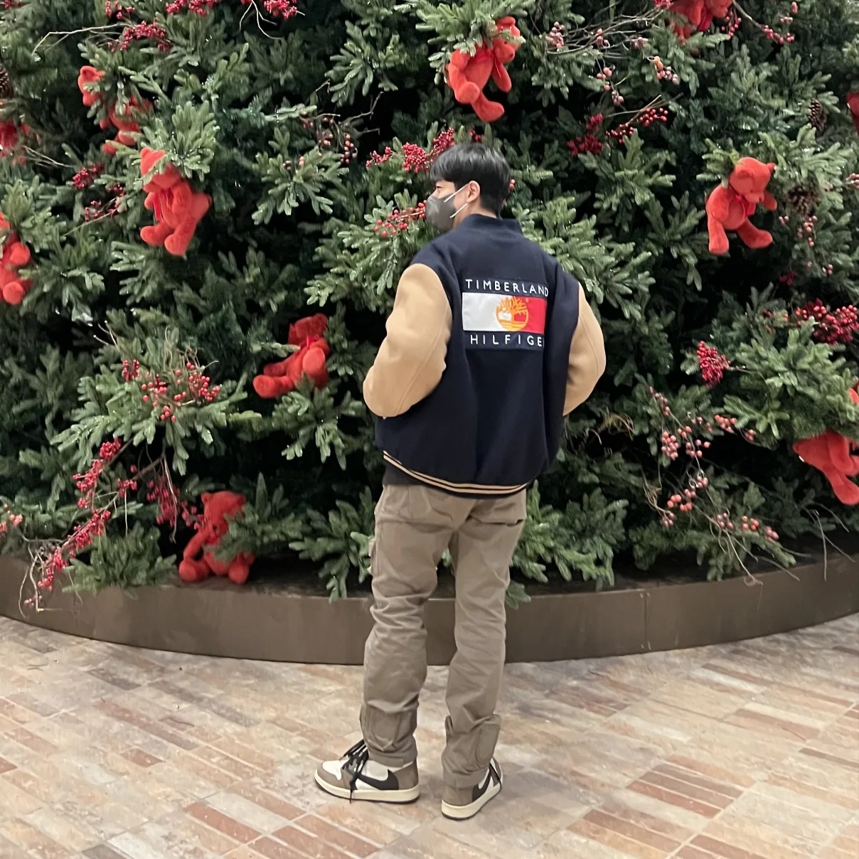 Jordan 1 x Travis Scott Retro High OG SP Mocha 착용 스타일 - 2