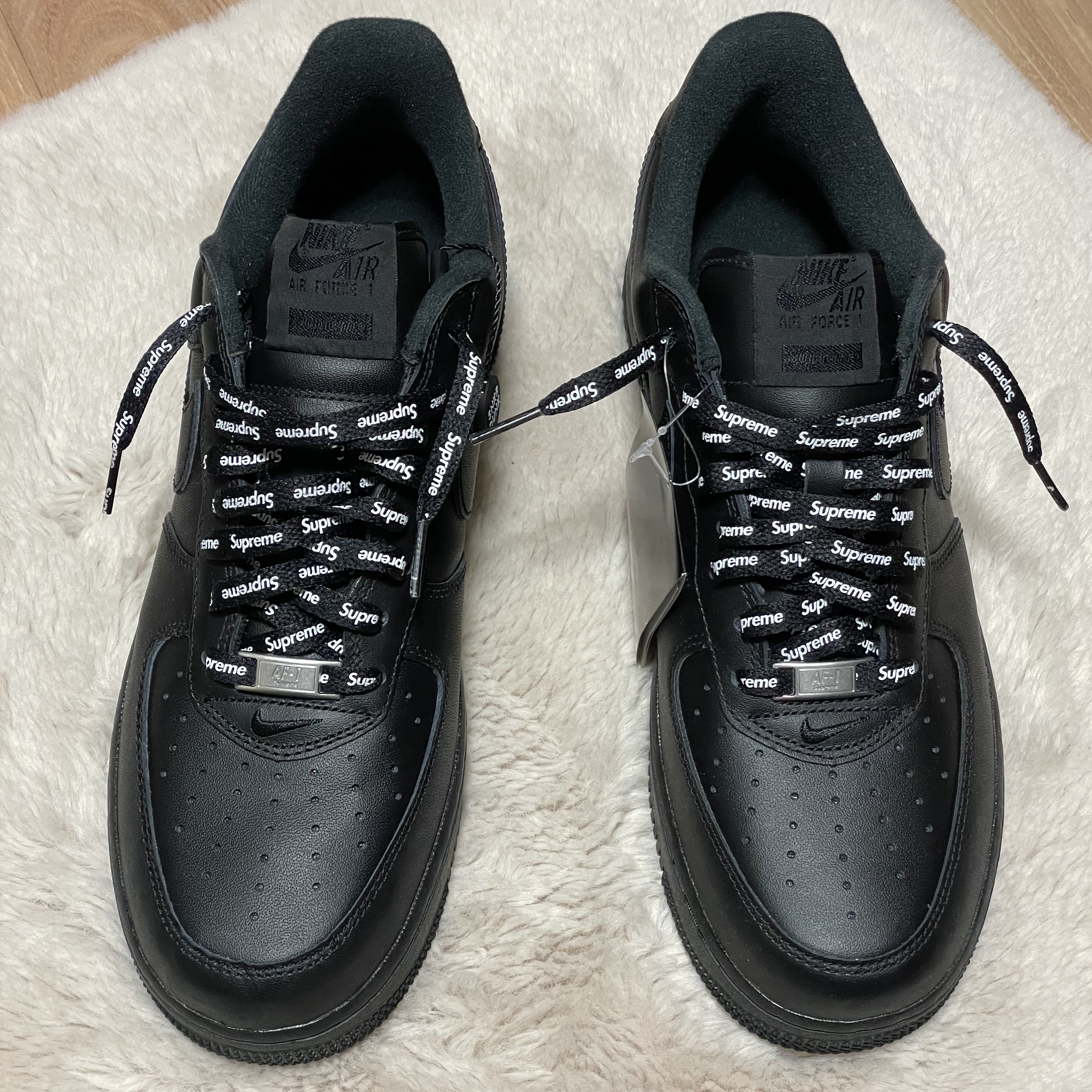 Nike x Supreme Air Force 1 Low Black 착용 스타일 - 5