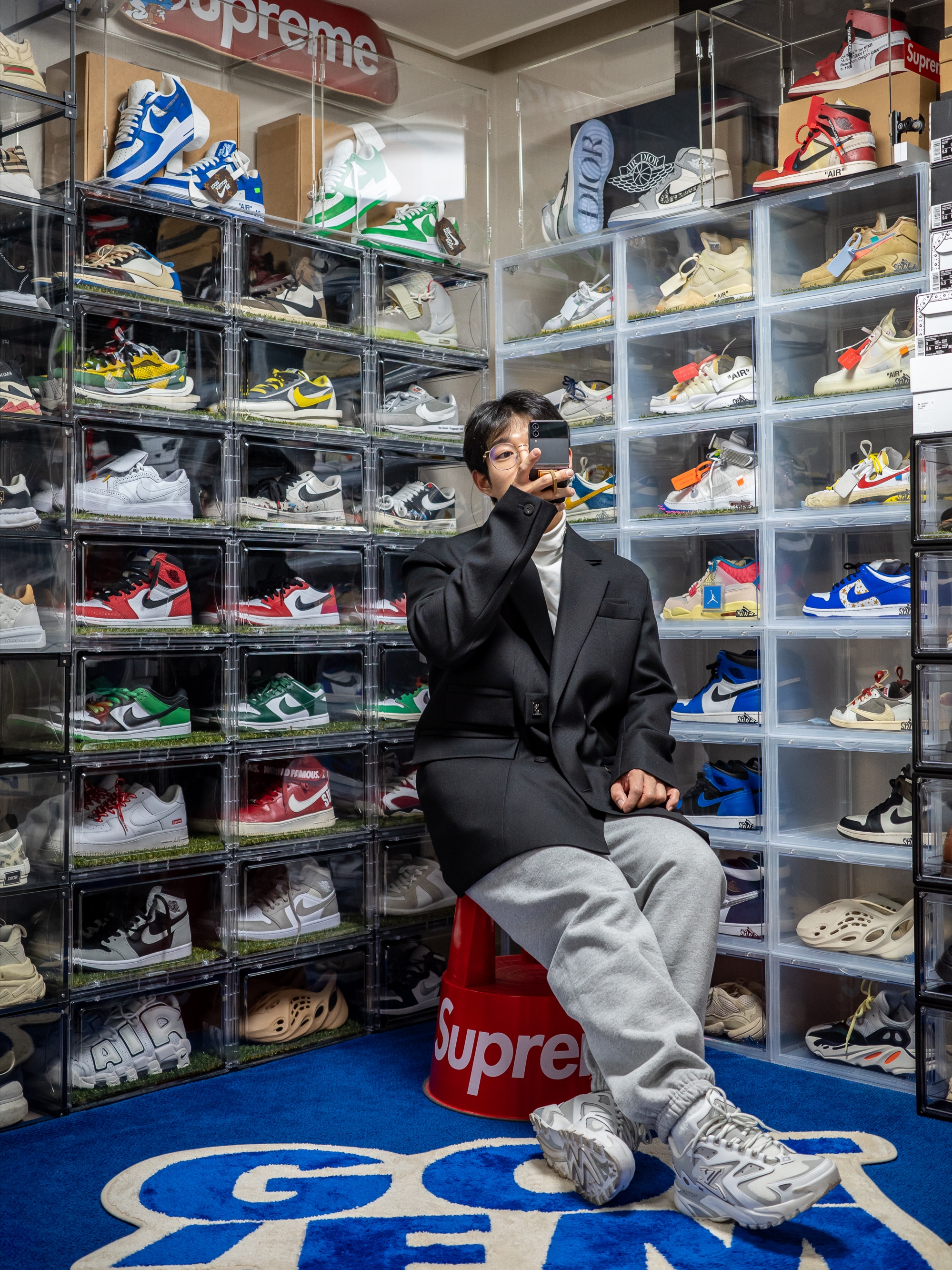 Supreme Swarovski S Logo Sweatpants White - 21SS, Louis Vuitton Runner Tatic Sneakers White 착용 스타일 - 2
