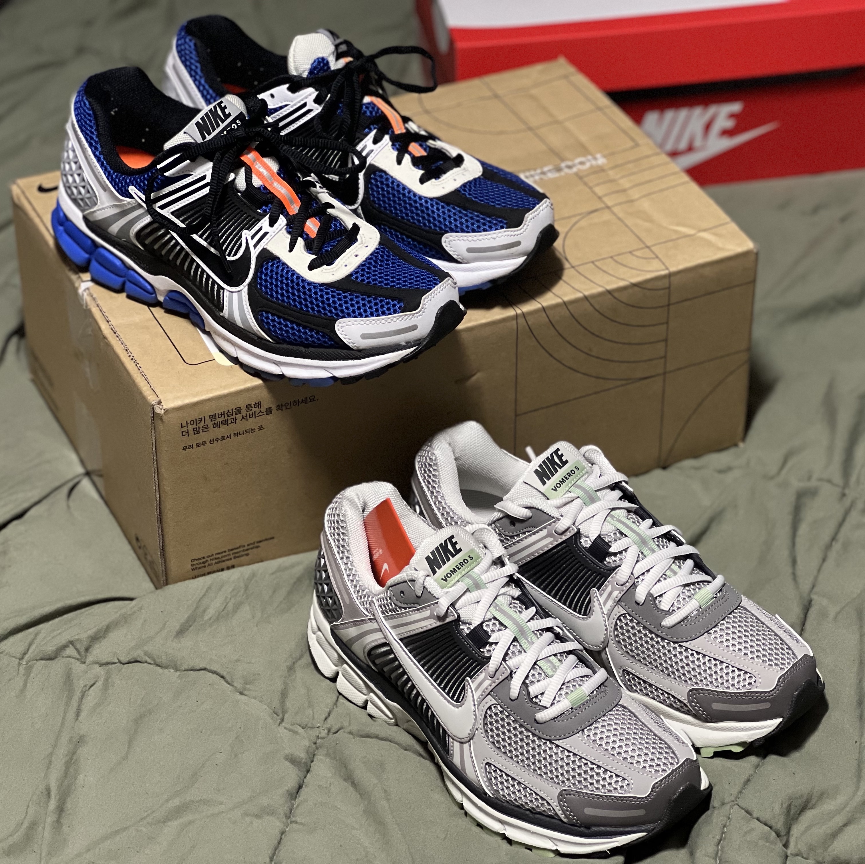 (W) Nike Zoom Vomero 5 Cobblestone and Flat Pewter, Nike Zoom Vomero 5 White Racer Blue Black 착용 스타일 - 2
