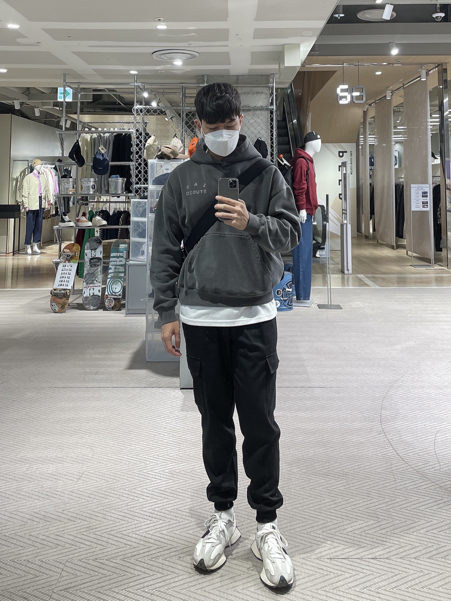 IAB Studio Pigment Hoodie & Sack Black 착용 스타일