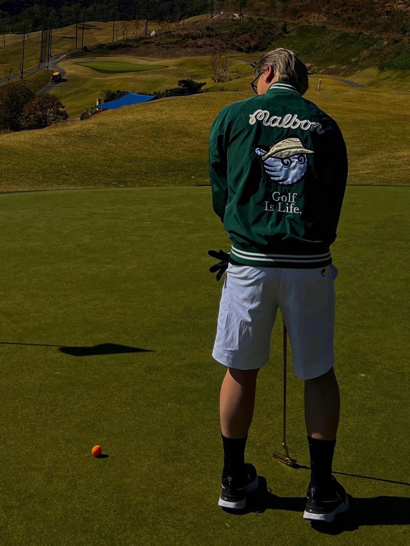 Malbon Golf Tiger Buckets Stadium Jacket Green, Malbon Golf x Nike Dri-Fit Hybrid Short White 착용 스타일 - 1