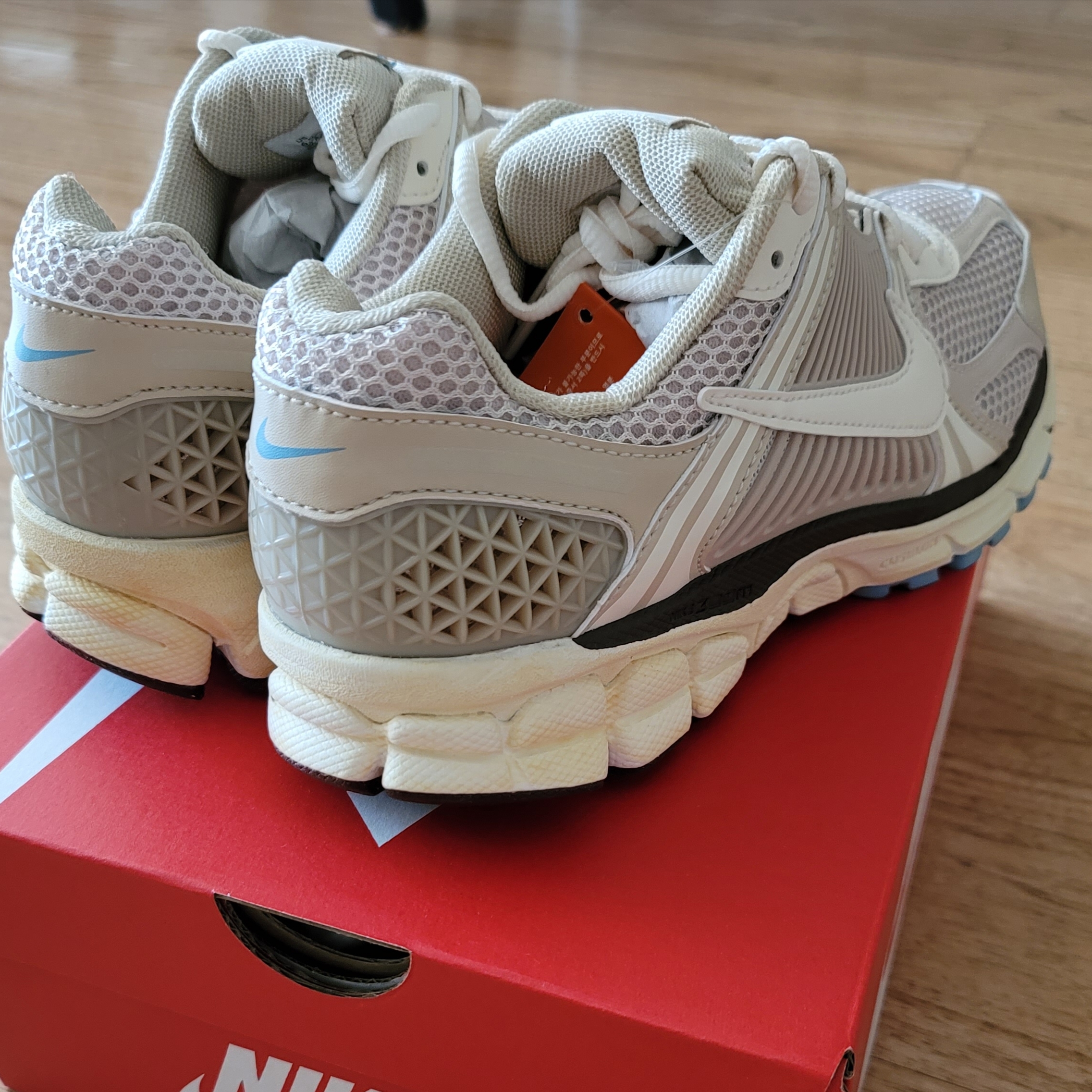 (W) Nike Zoom Vomero 5 Oatmeal 착용 스타일 - 3