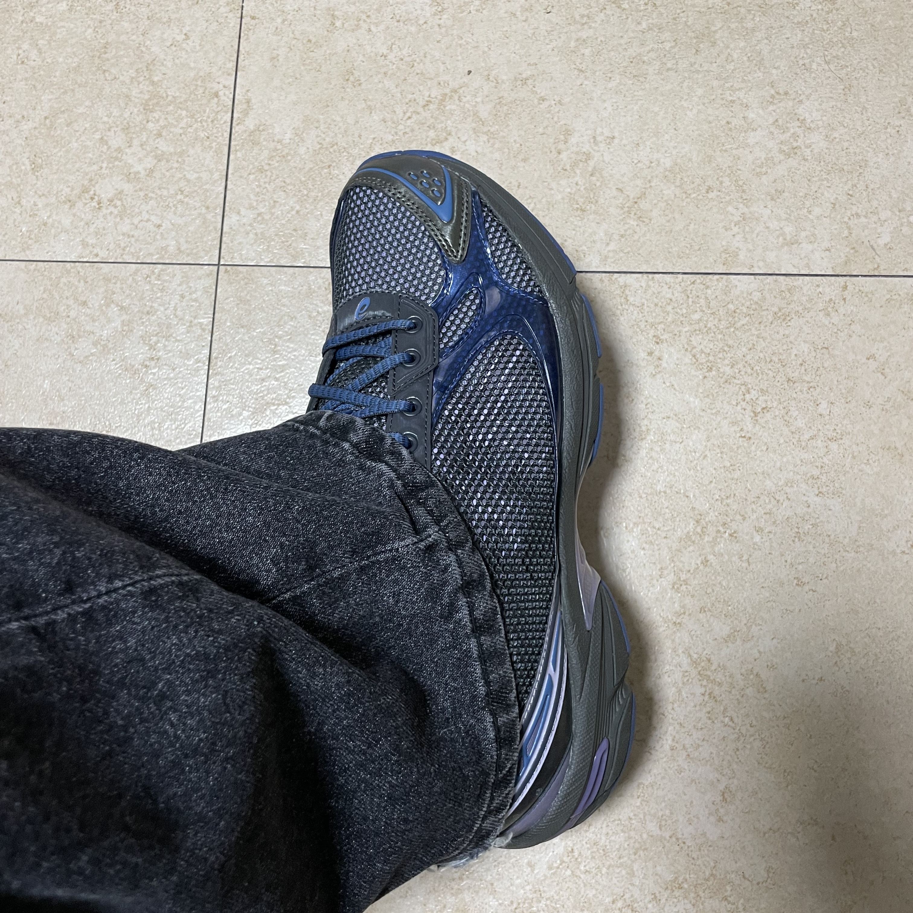 Asics UB4-S Gel-1130 Graphite Grey 착용 스타일 - 1