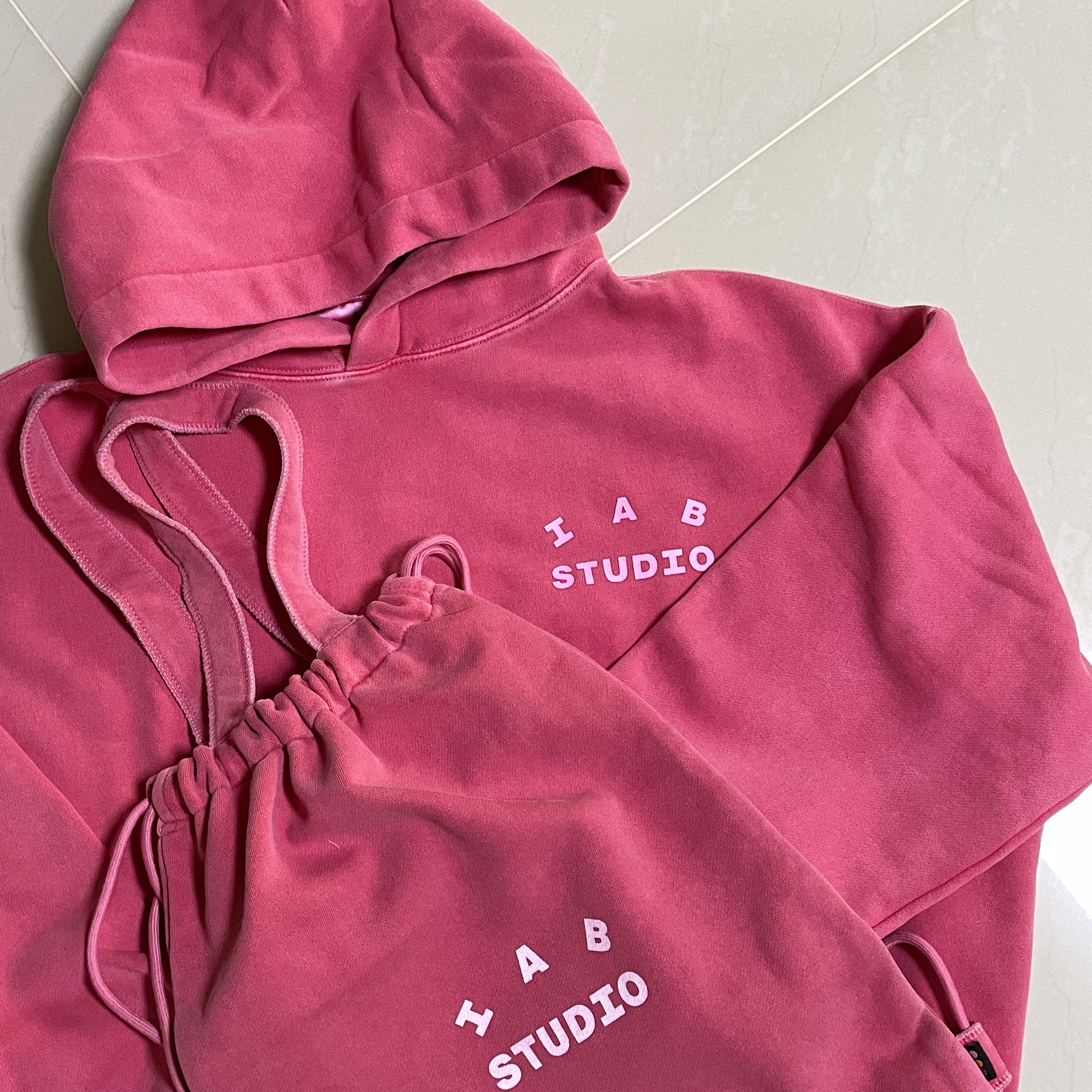 IAB Studio Pigment Hoodie & Sack Coral 착용 스타일