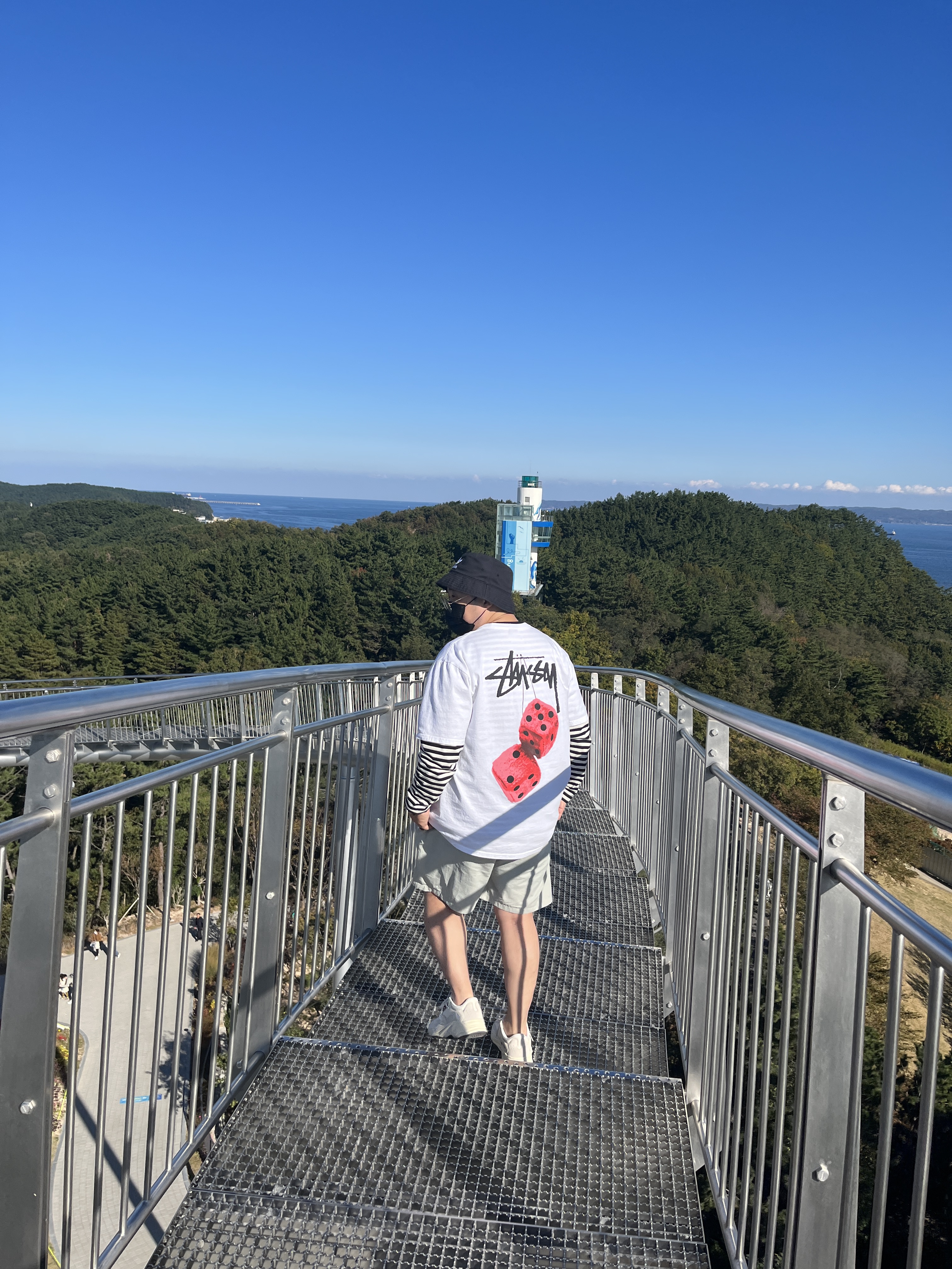 Stussy Fuzzy Dice T-Shirt White, Adidas Yeezy Boost 700 Analog 2022/2023 착용 스타일 - 3