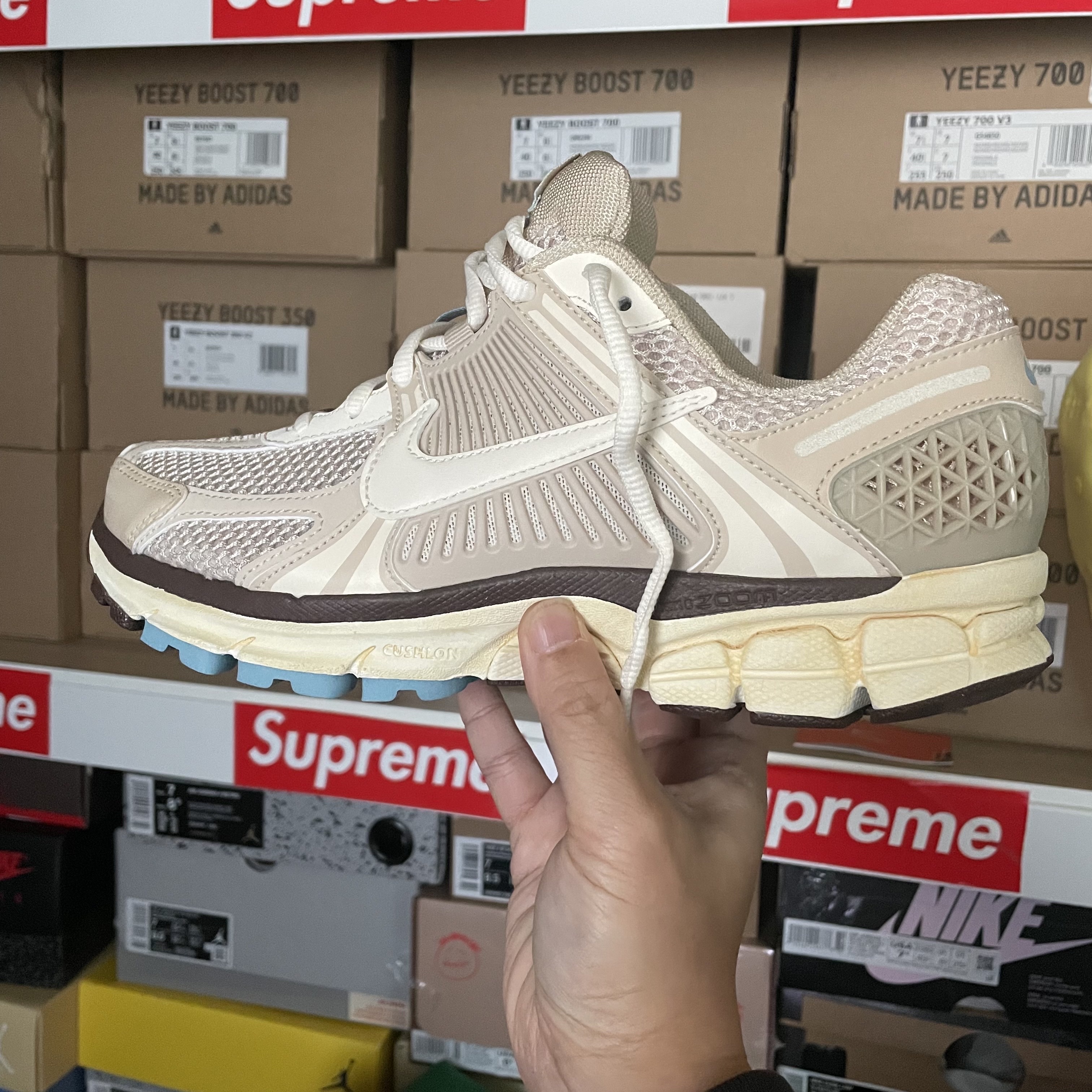 (W) Nike Zoom Vomero 5 Oatmeal 착용 스타일