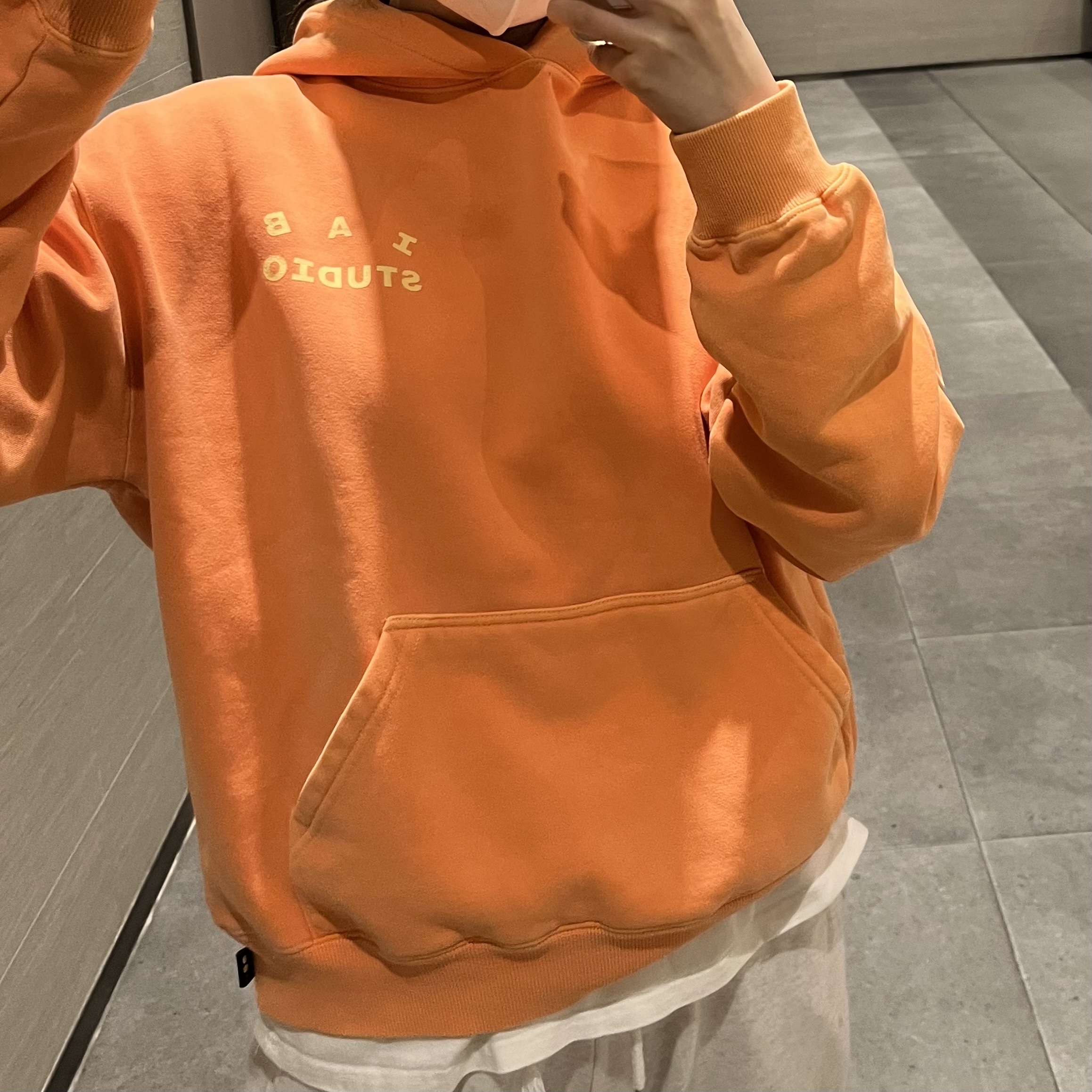 IAB Studio Pigment Hoodie & Sack Salmon 착용 스타일 - 1