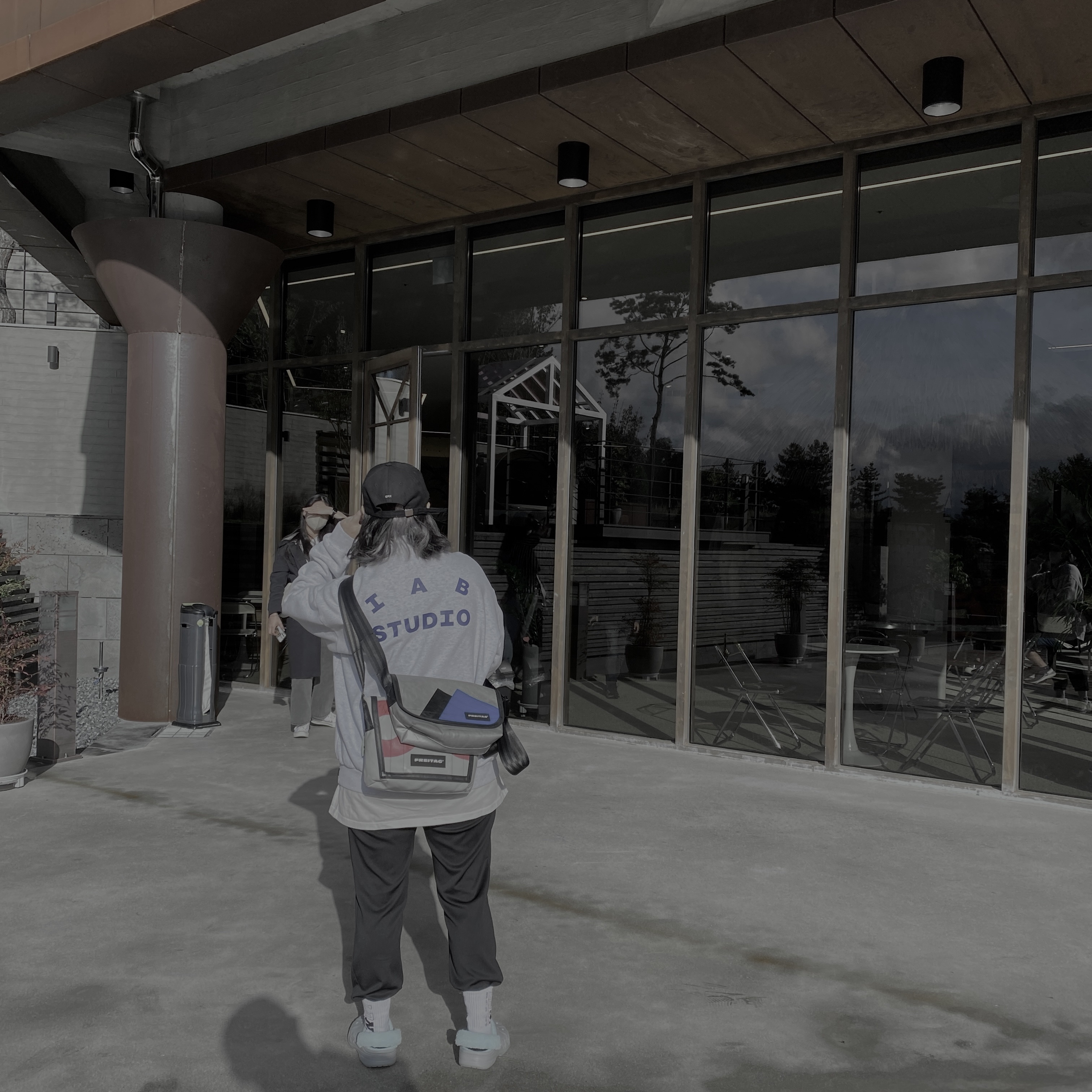 IAB Studio Half Zip Pullover Light Gray 착용 스타일