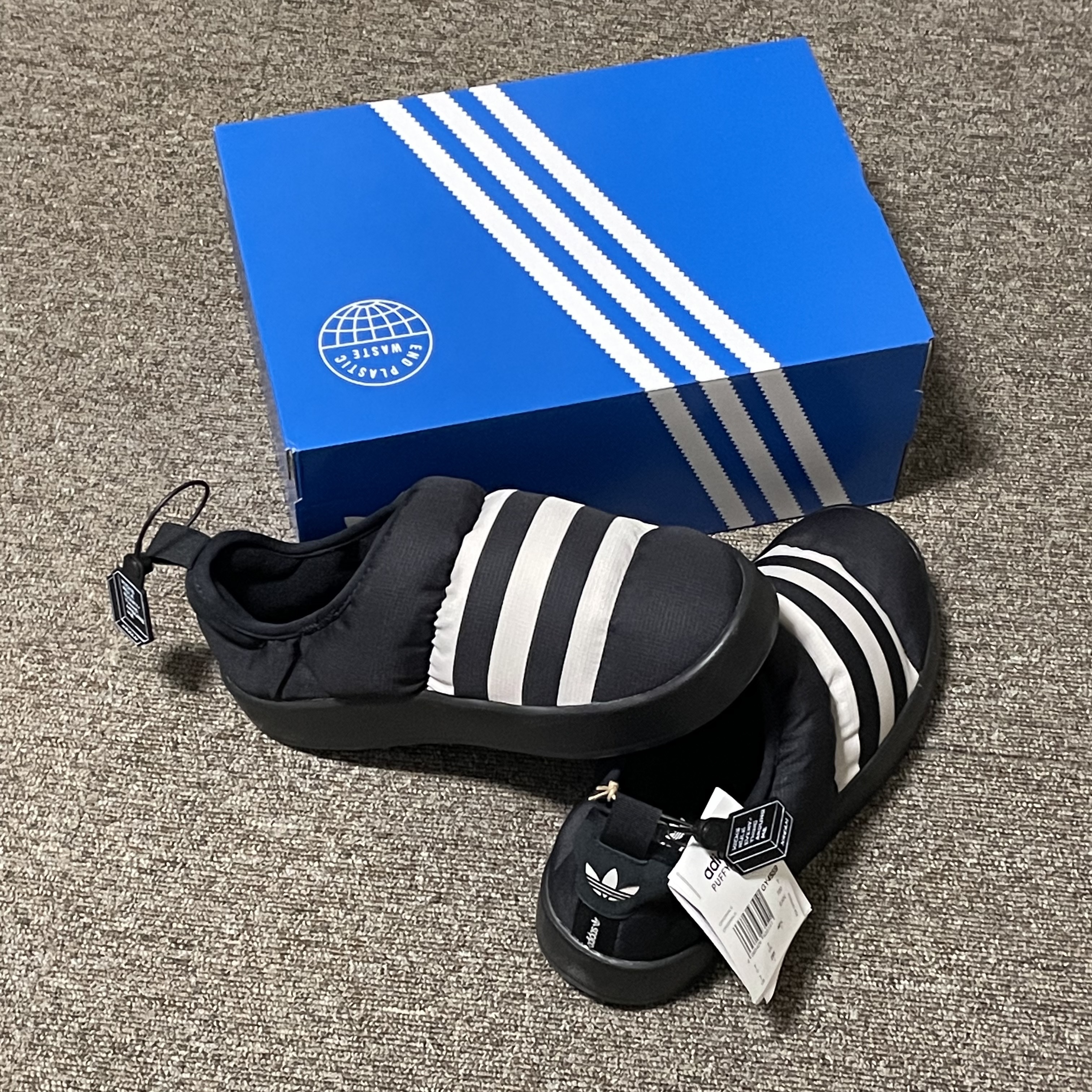 Adidas Puffylette Core Black 착용 스타일