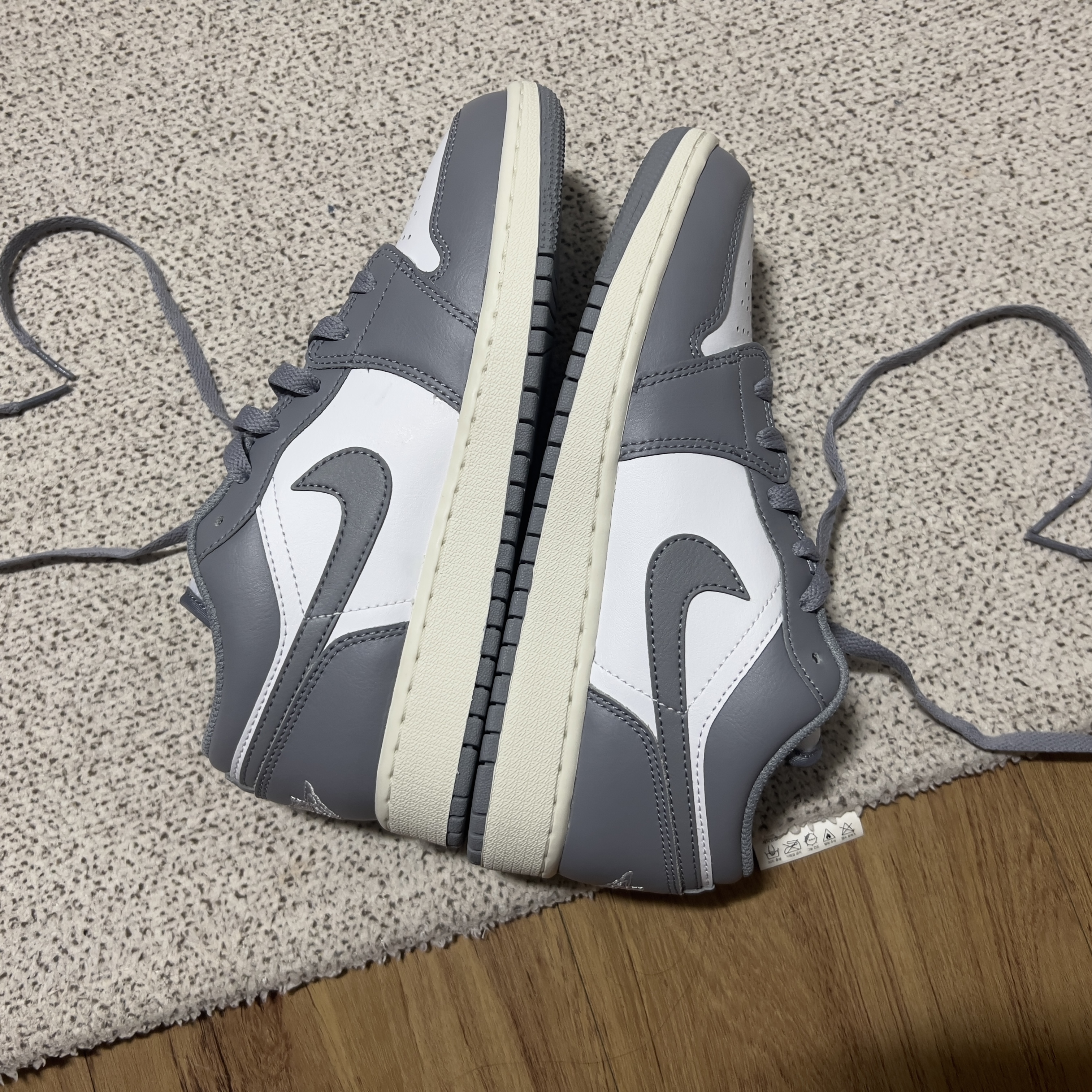 (GS) Jordan 1 Low Stealth and White 착용 스타일 - 1