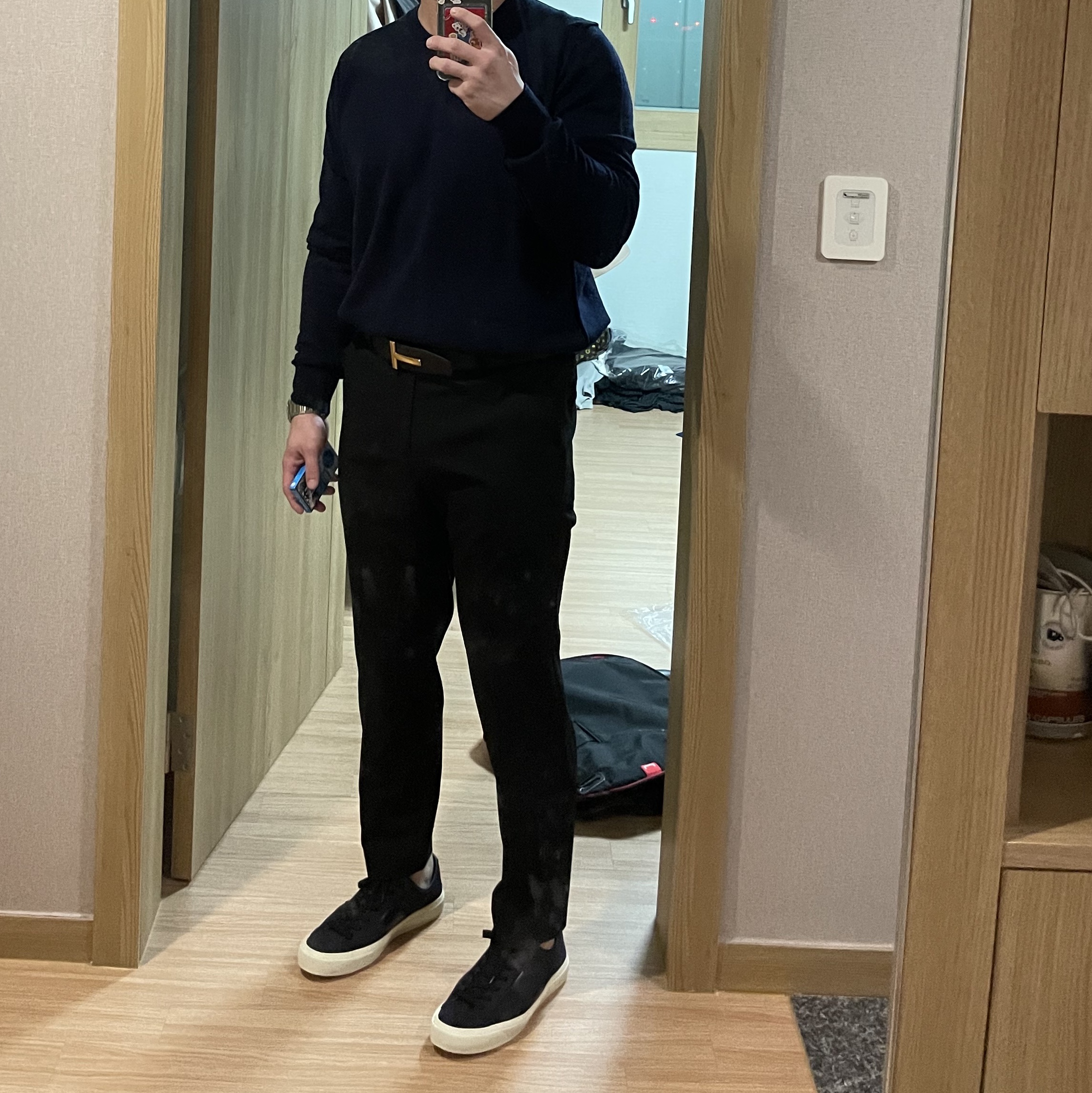Tom Ford Cambridge Lace Up Sneakers Blue, Maison Margiela Cashmere Sweater Navy 착용 스타일