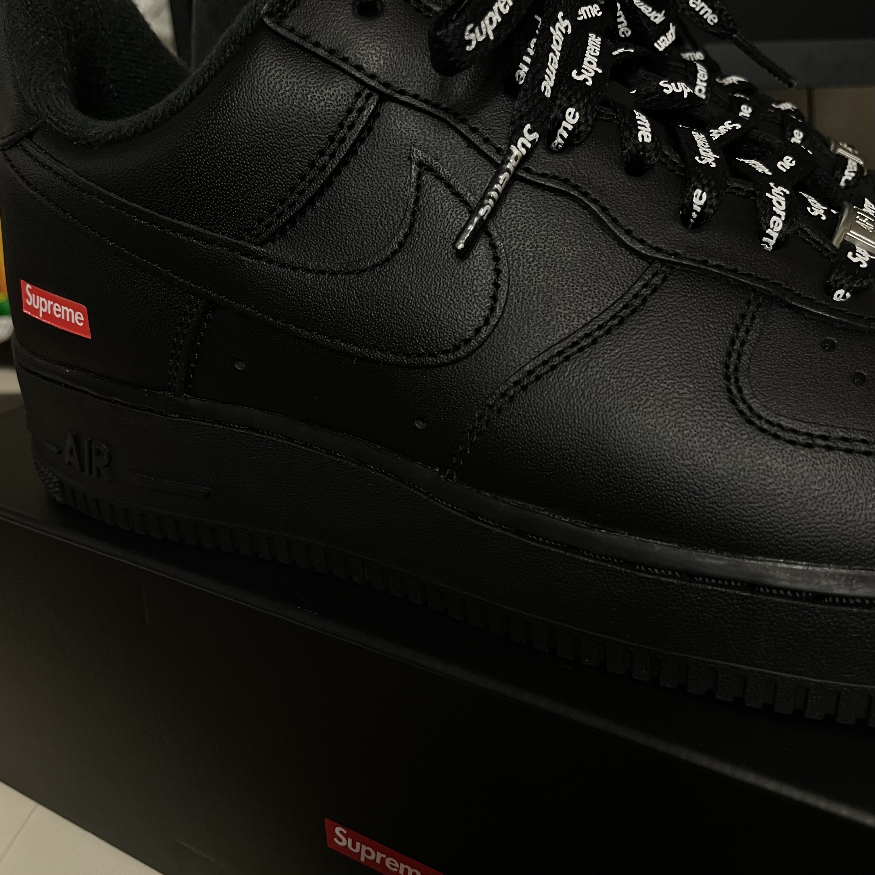 Nike x Supreme Air Force 1 Low Black 착용 스타일 - 1