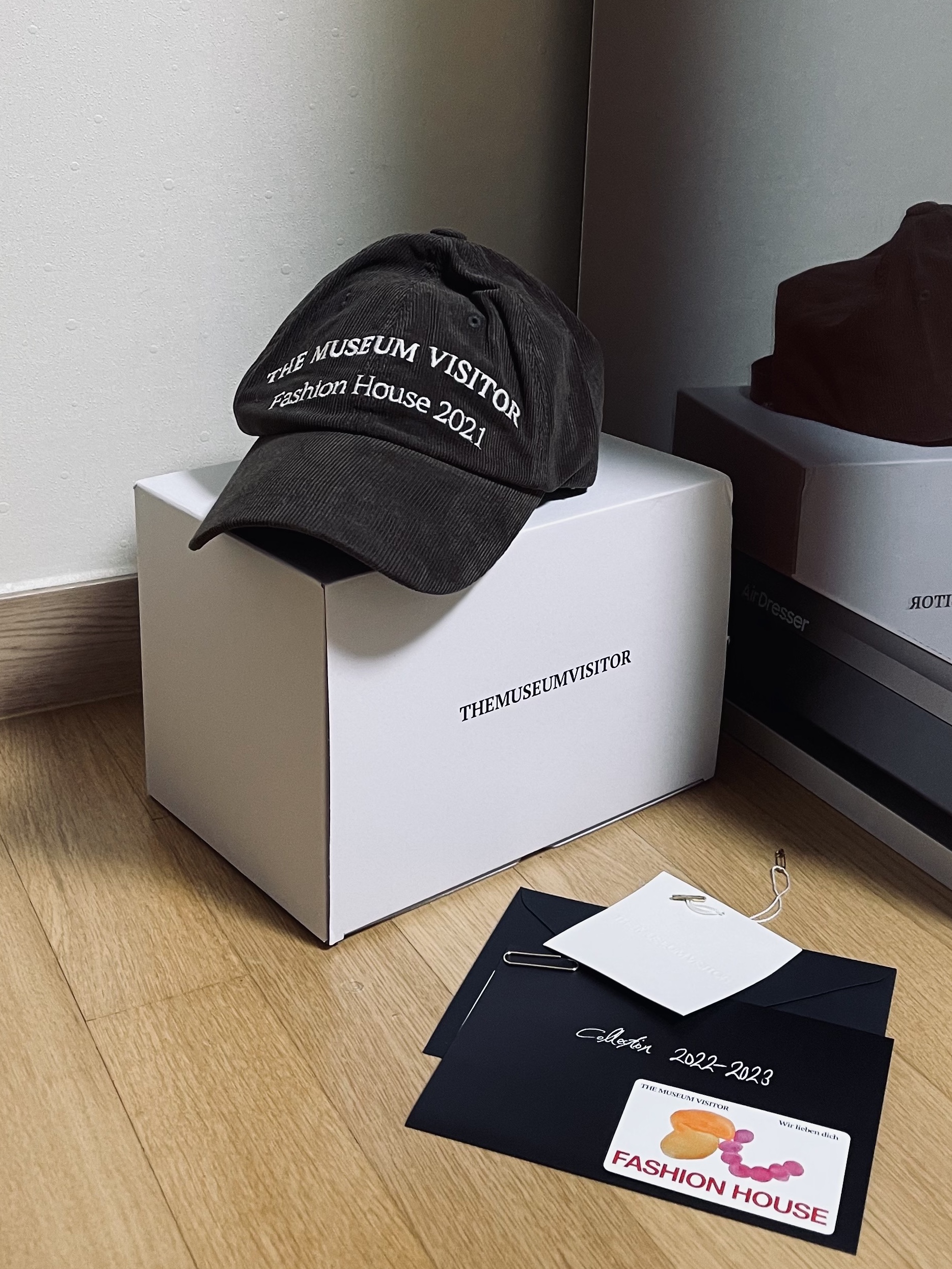 The Museum Visitor Corduroy Ball Cap Brown 착용 스타일