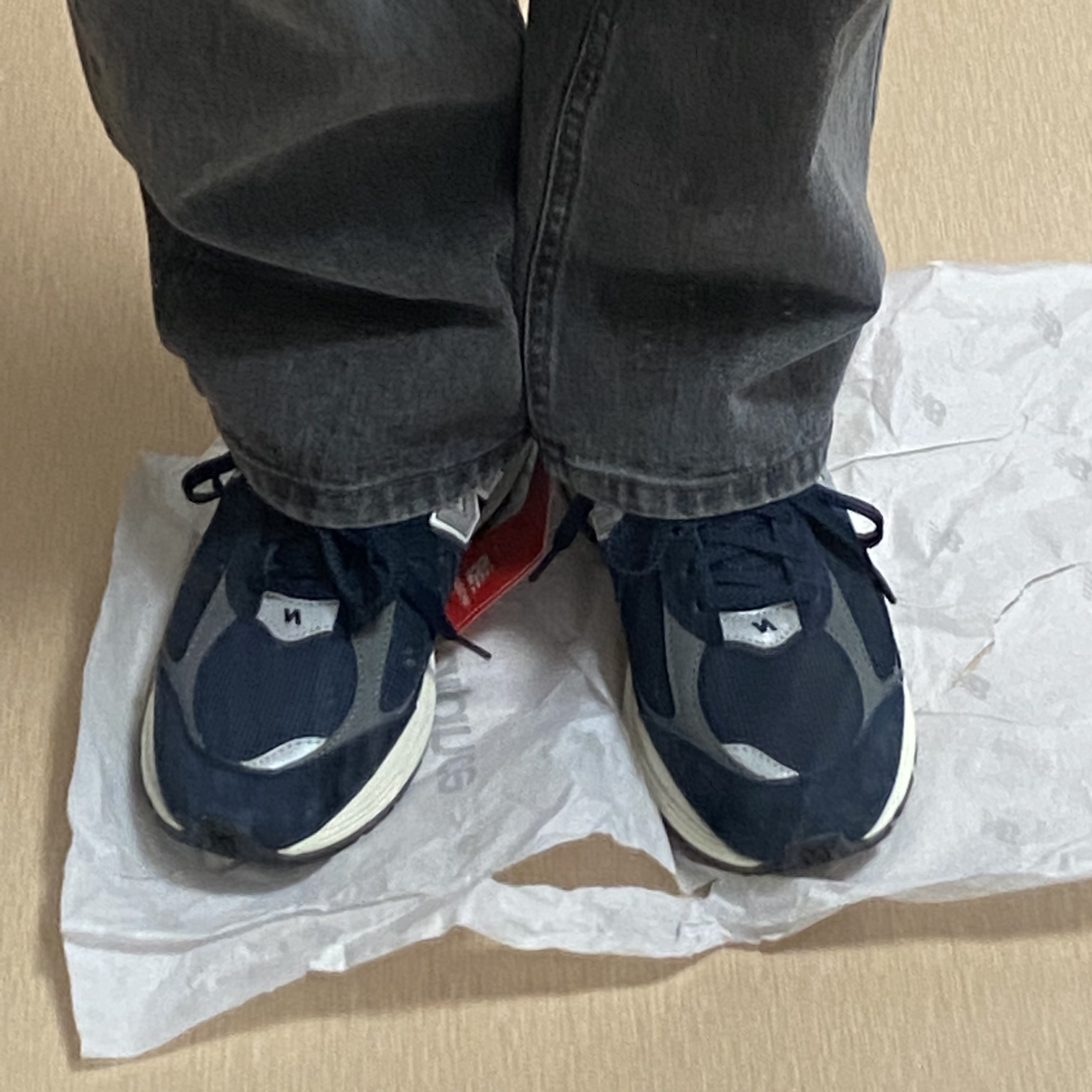 New Balance 2002R Eclipse Castlerock 착용 스타일 - 2