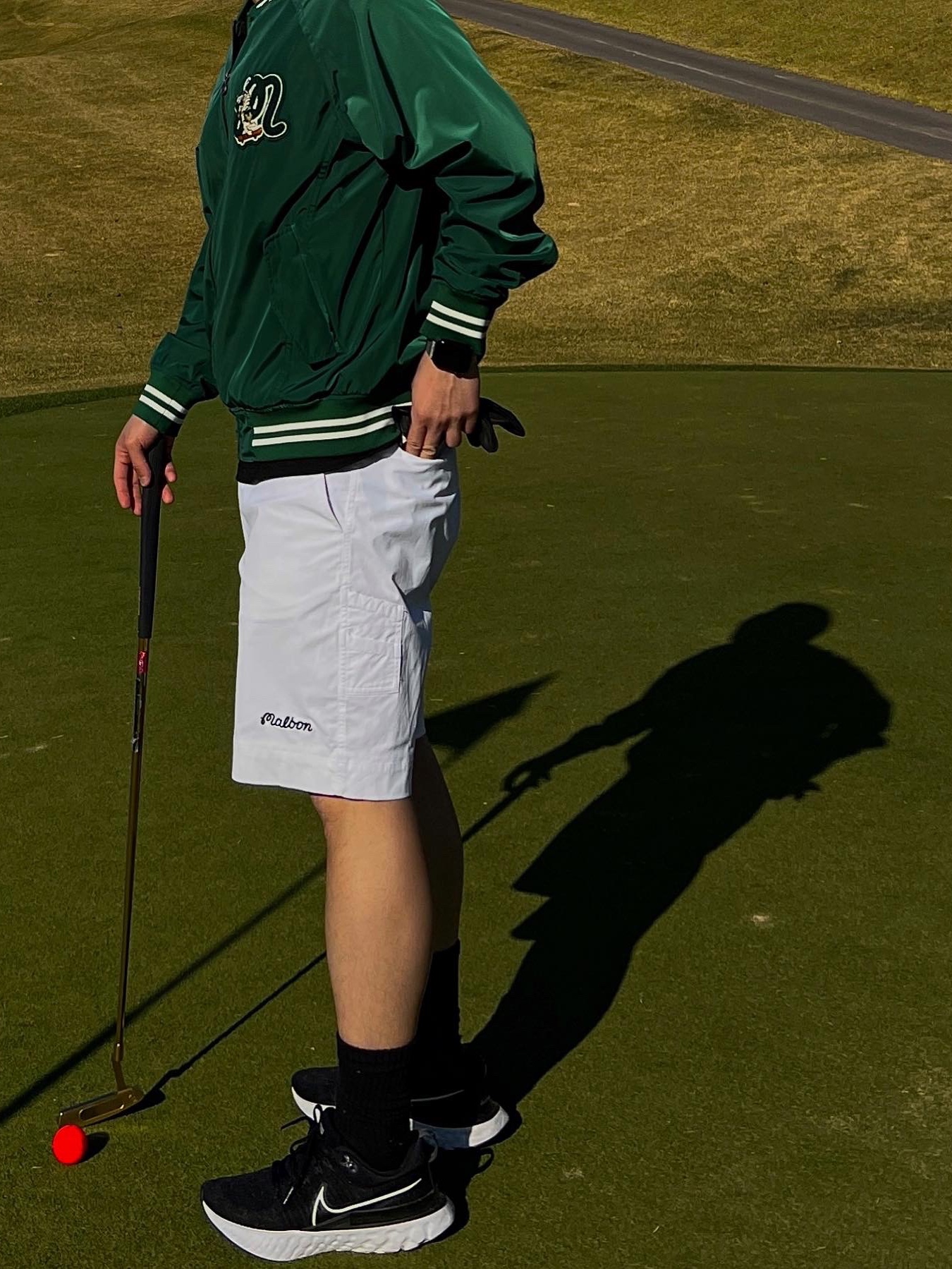 Malbon Golf Tiger Buckets Stadium Jacket Green, Malbon Golf x Nike Dri-Fit Hybrid Short White 착용 스타일 - 3
