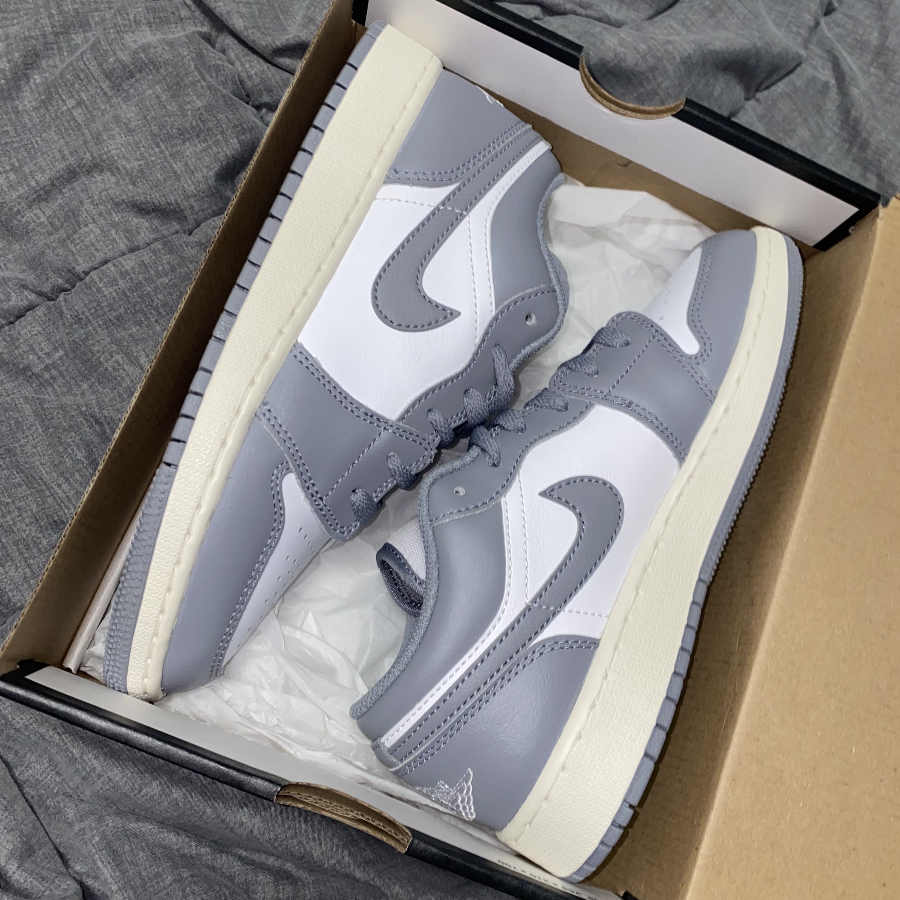 (GS) Jordan 1 Low Stealth and White 착용 스타일 - 1