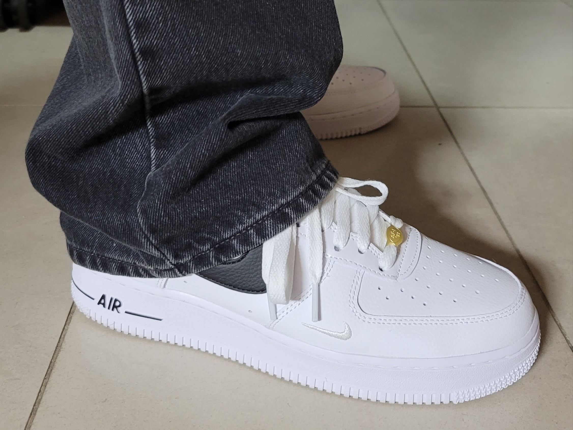 Nike Air Force 1 '07 LV8 40th Anniversary Join Forces White Black 착용 스타일 - 1