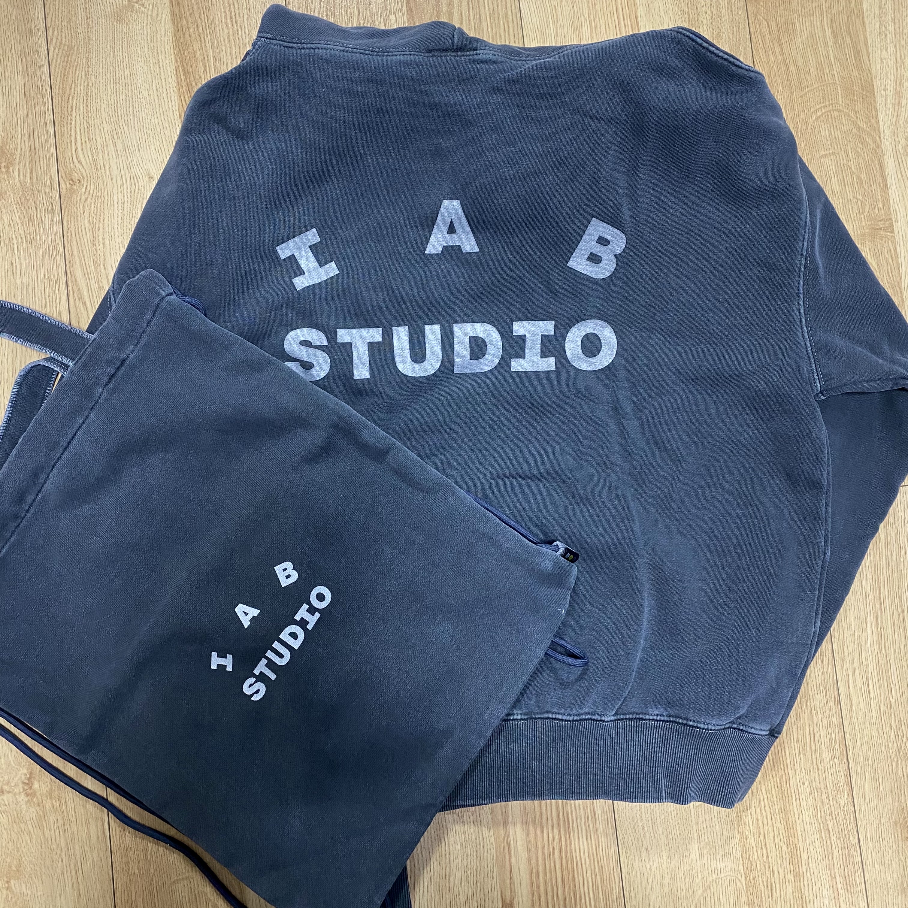 IAB Studio Pigment Hoodie & Sack Black 착용 스타일