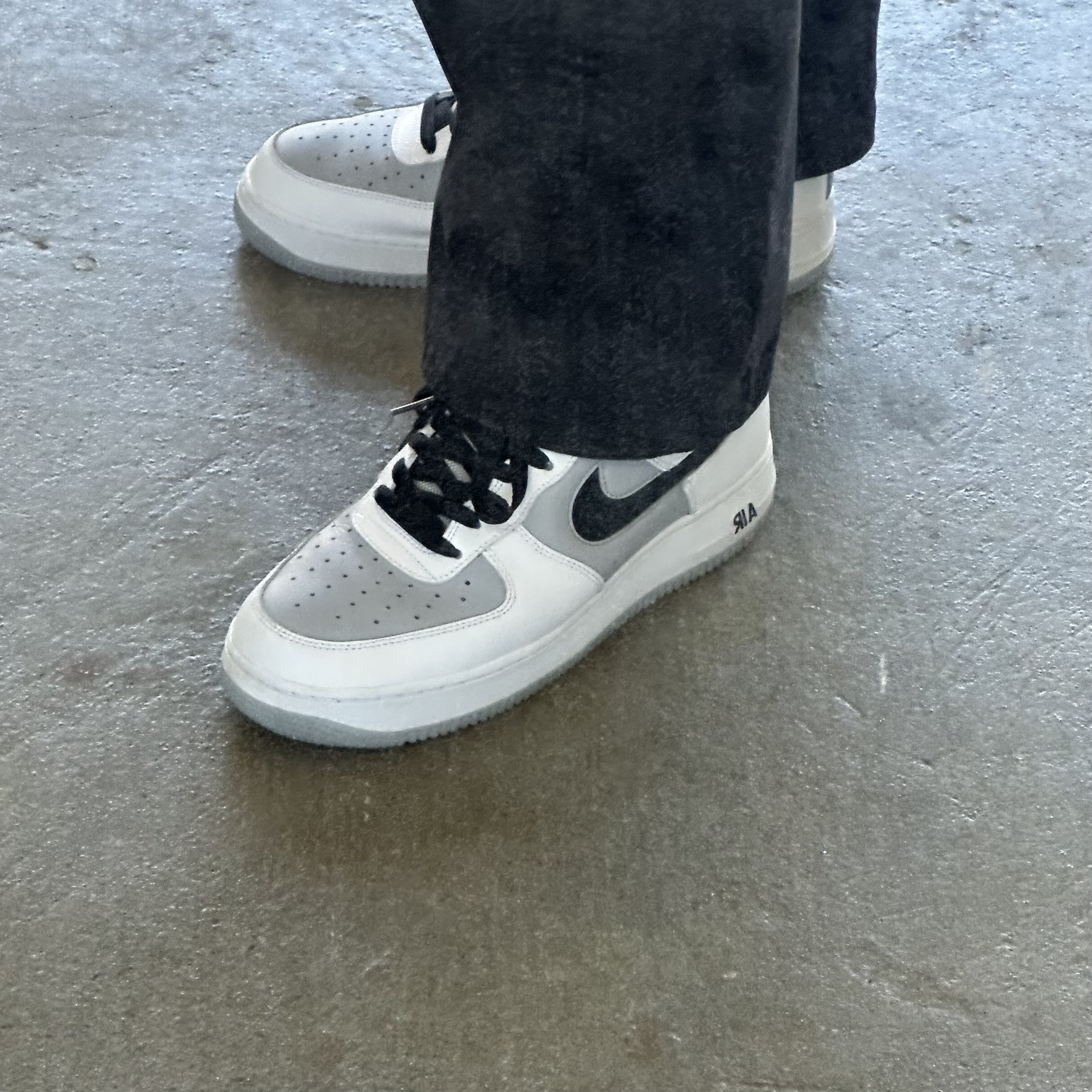 Nike Air Force 1 '07 Cut Out Swoosh Cool Grey 착용 스타일