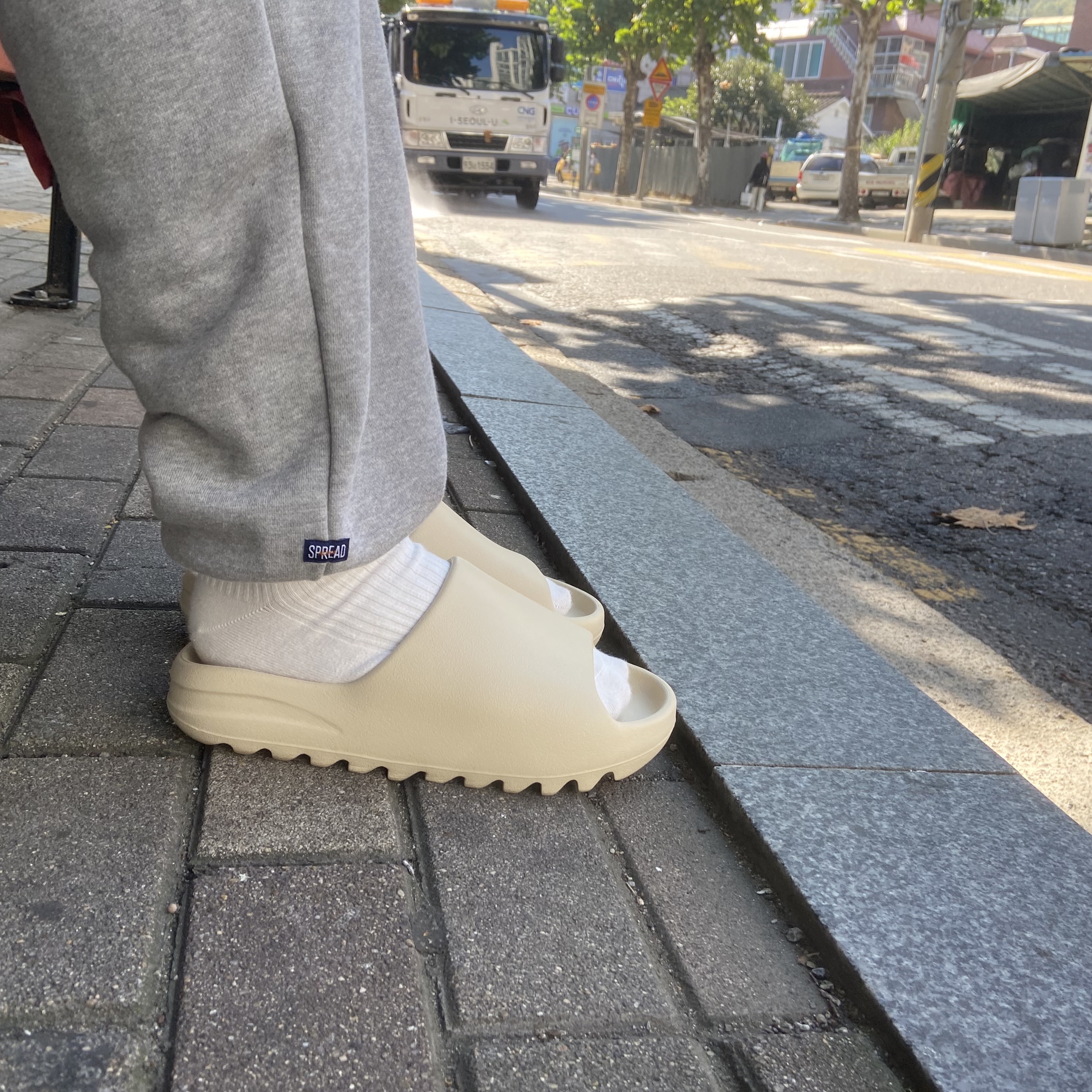 Adidas Yeezy Slide Bone 2022/2023 착용 스타일 - 2