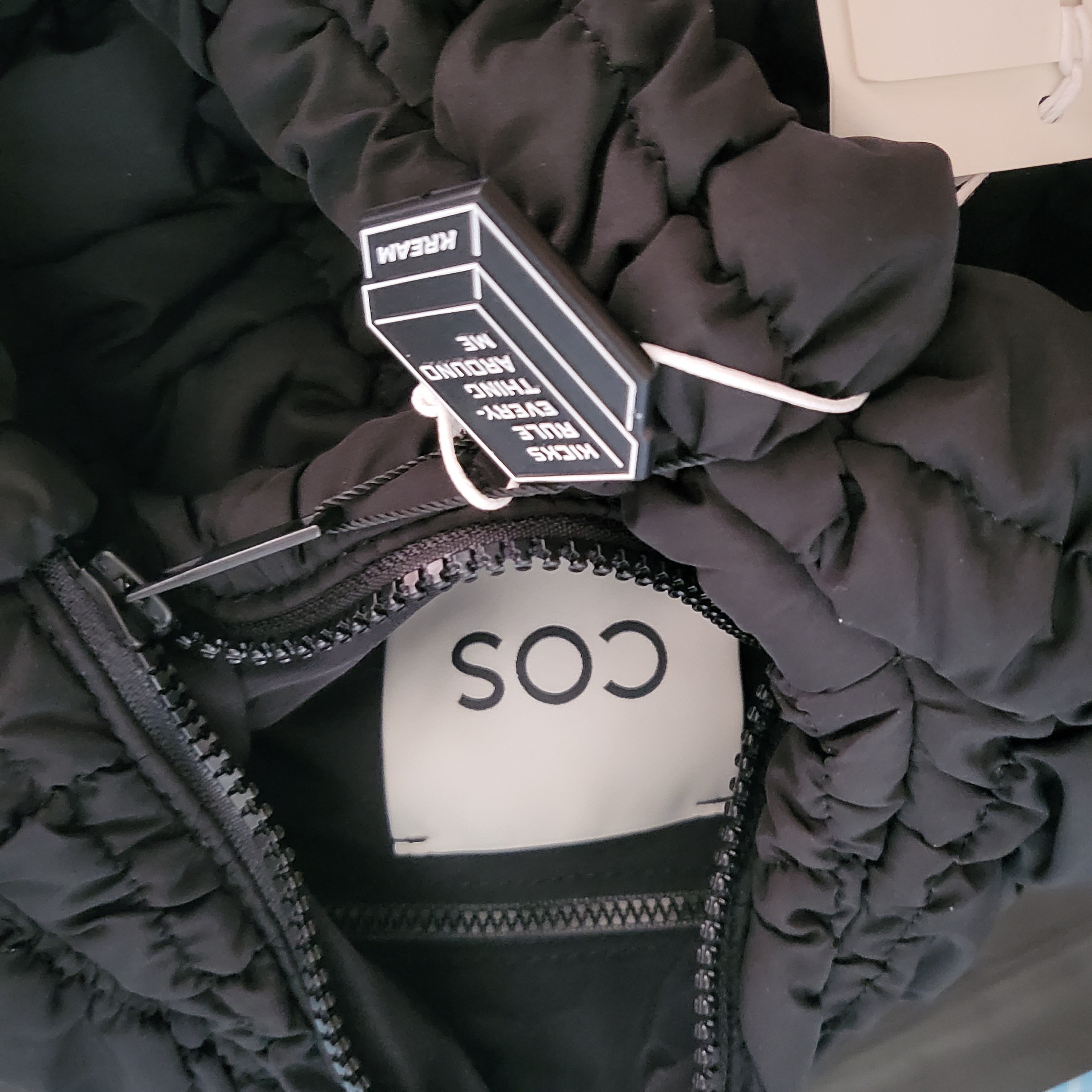 COS Quilted Mini Bag Black 착용 스타일 - 2