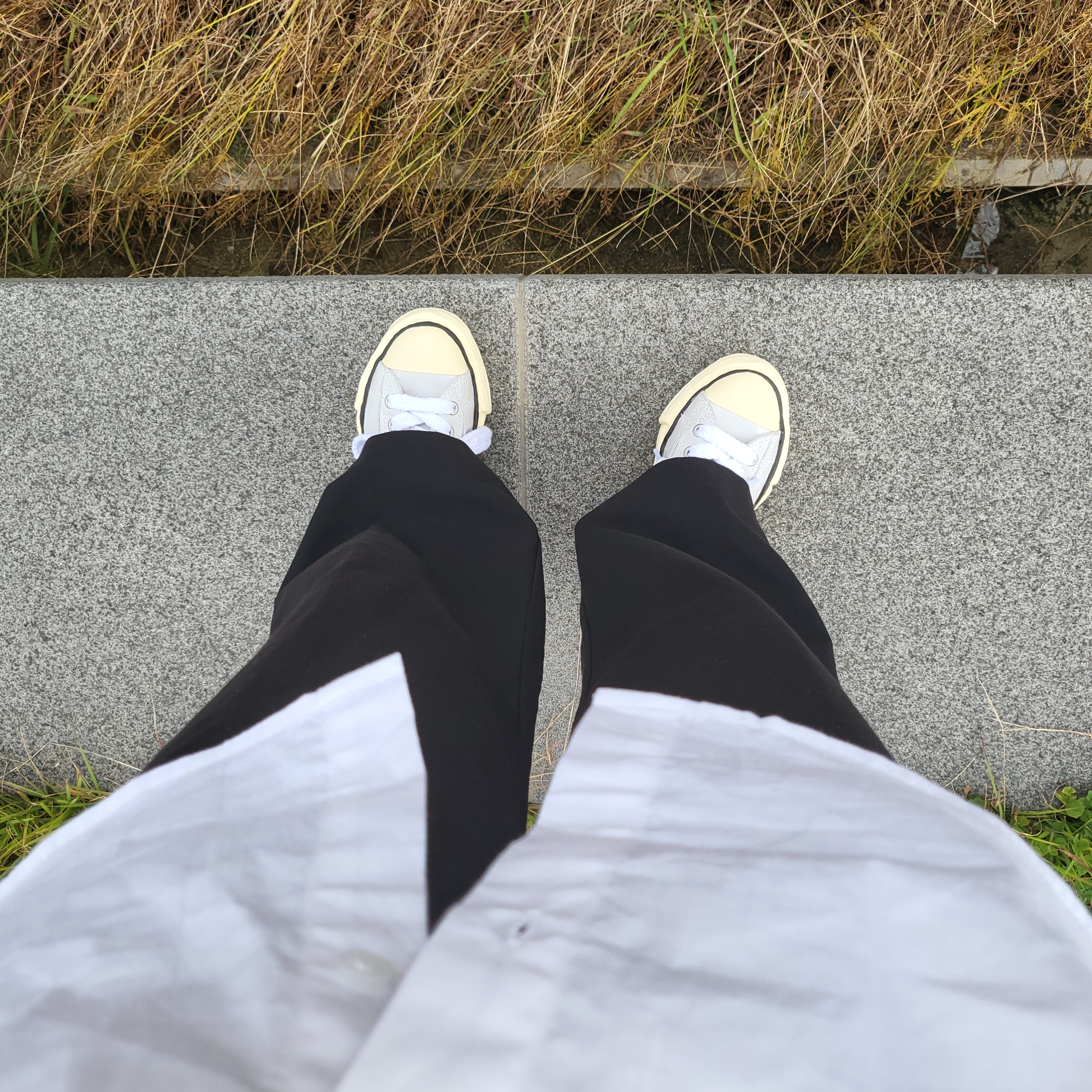 Maison Mihara Yasuhiro Peterson OG Sole Paraffin Leather Low-top Sneakers White 착용 스타일