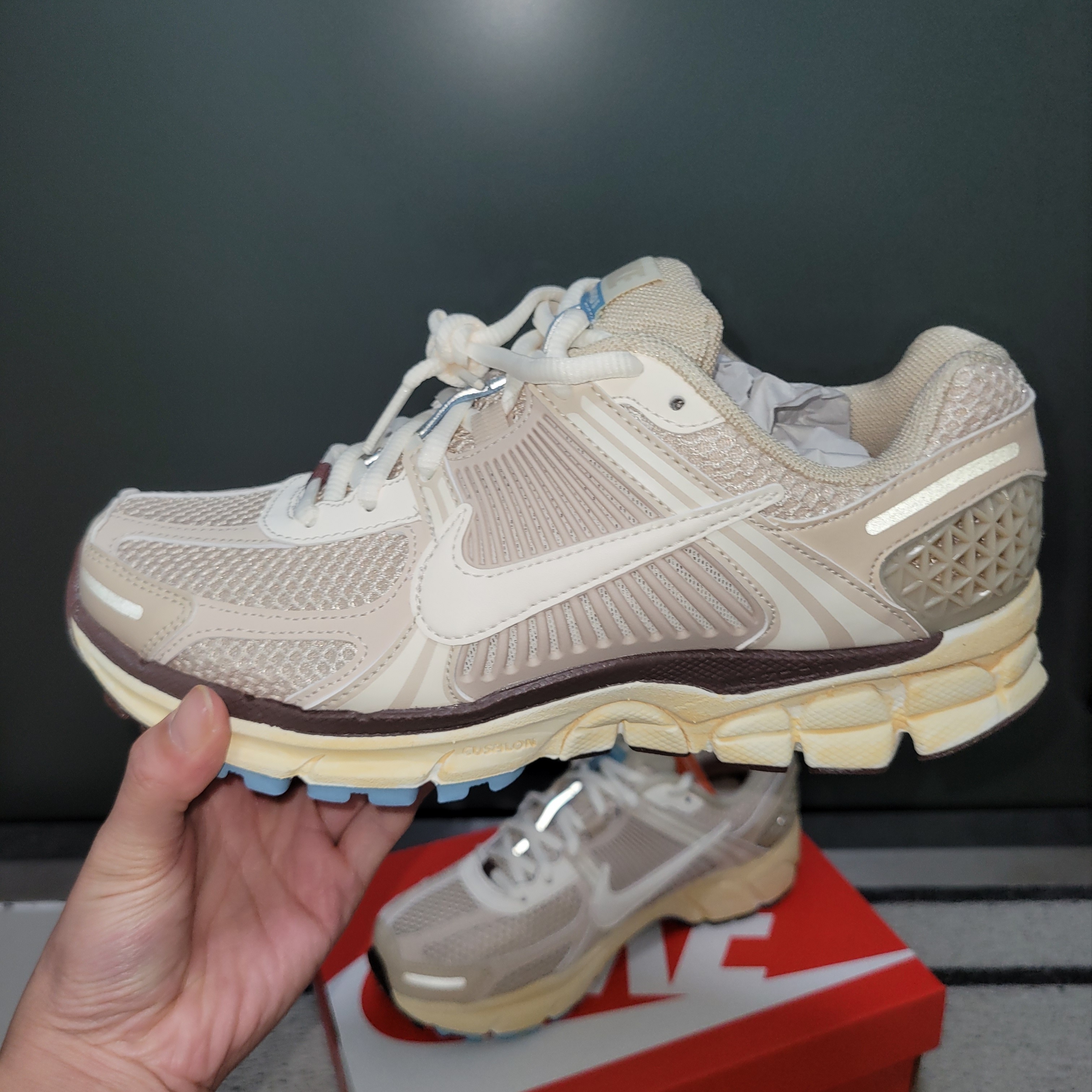 (W) Nike Zoom Vomero 5 Oatmeal 착용 스타일 - 2