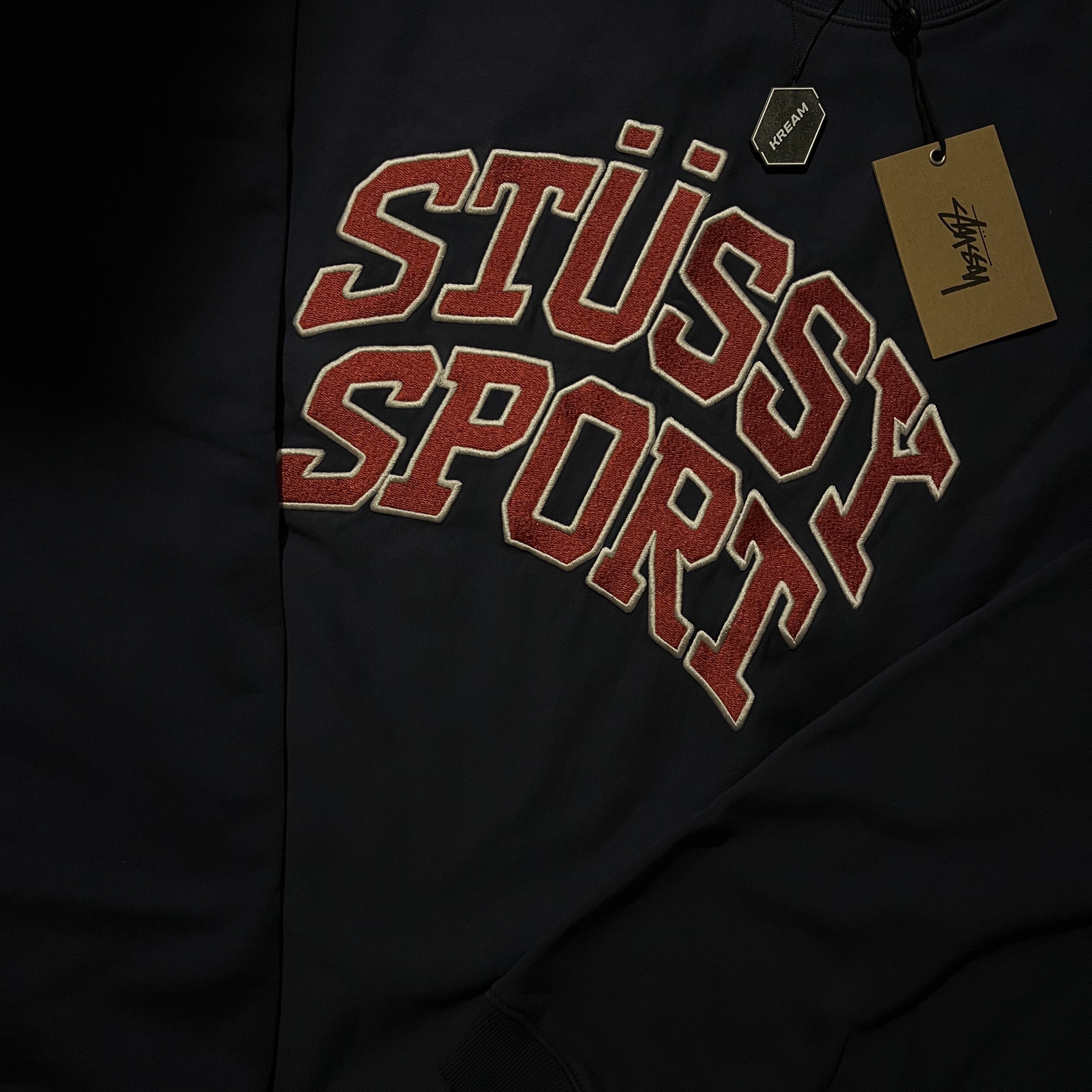 Stussy Relaxed Oversized Crew Navy 착용 스타일 - 3