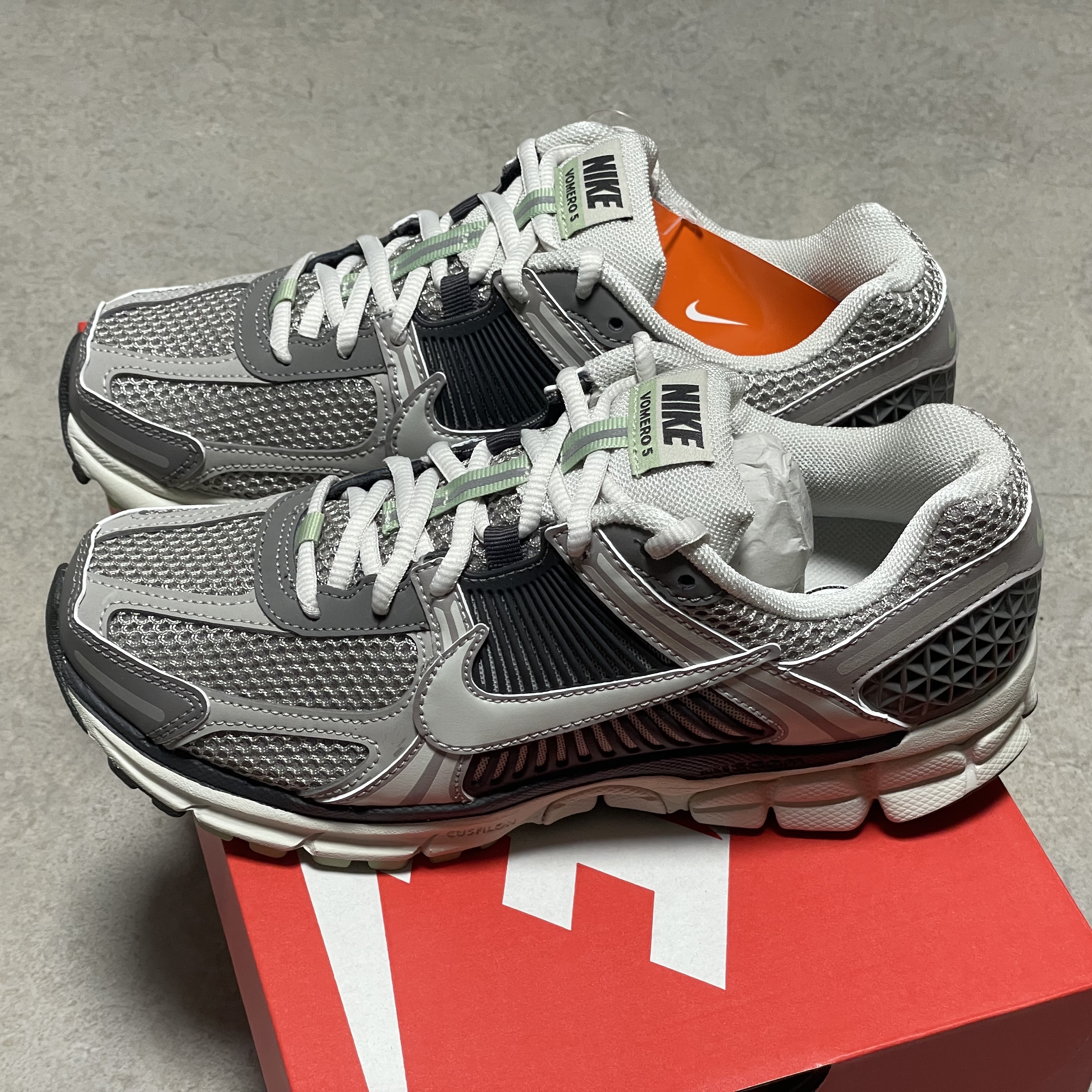 (W) Nike Zoom Vomero 5 Cobblestone and Flat Pewter 착용 스타일 - 2