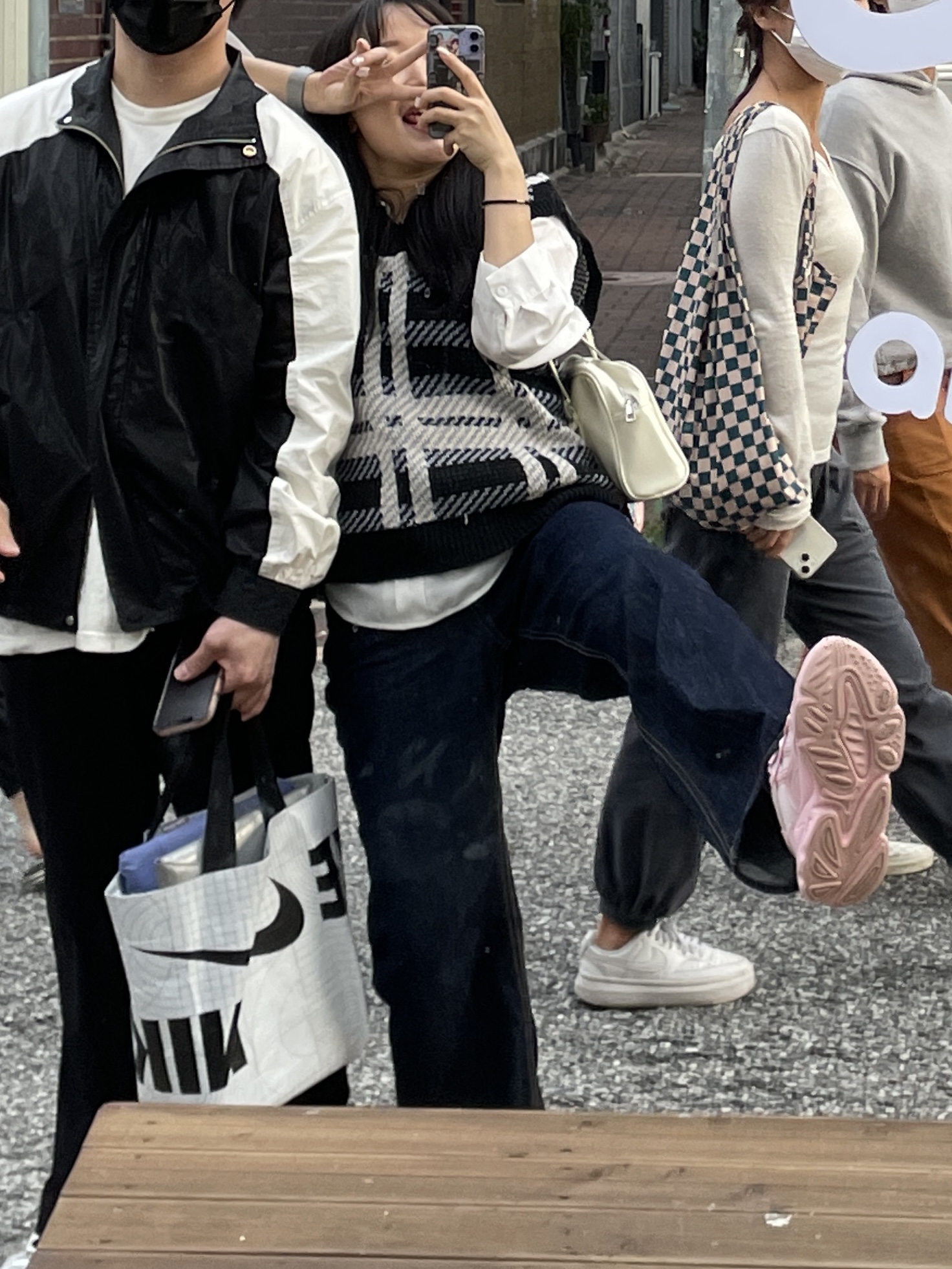 (W) Adidas Ozweego Clear Pink 착용 스타일 - 3