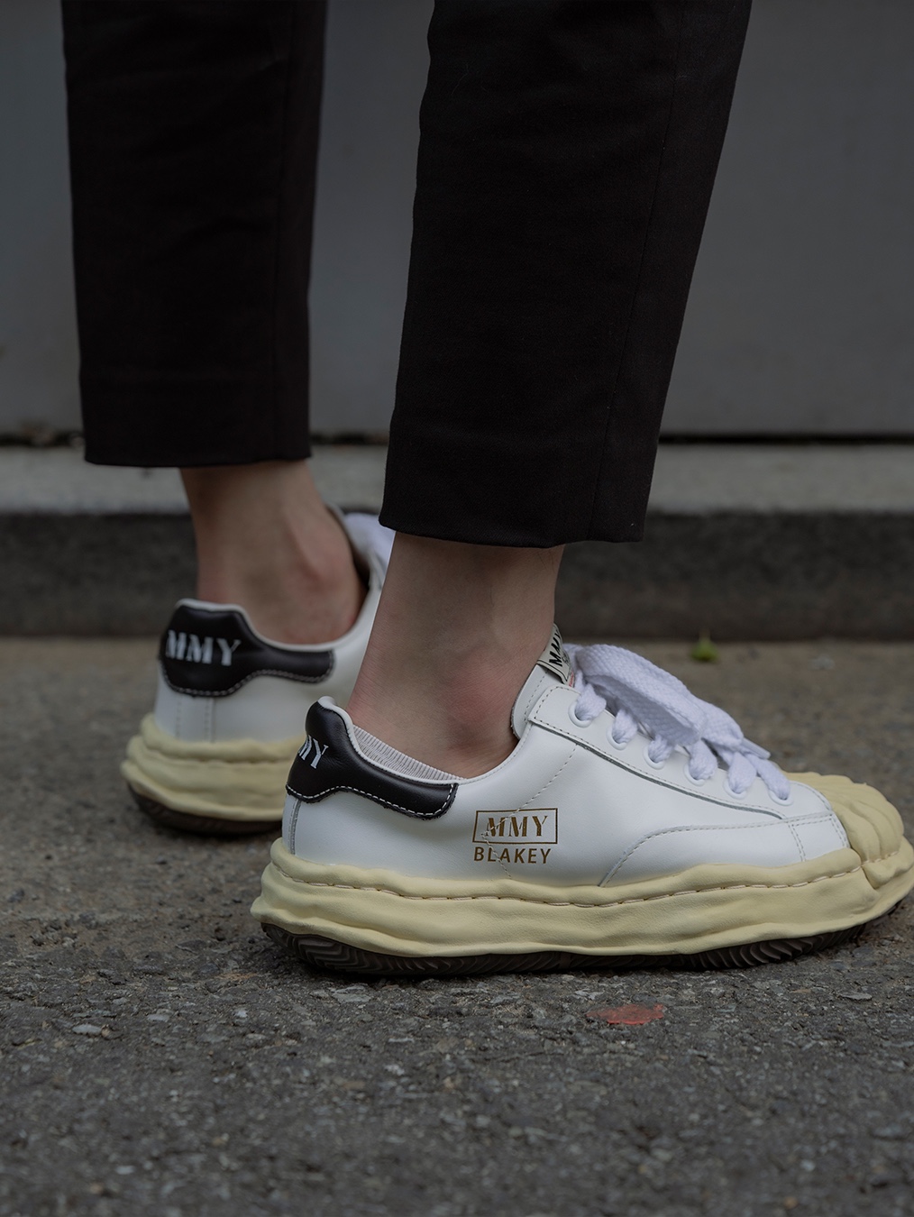 Maison Mihara Yasuhiro Blakey VL OG Sole Leather Low-top Sneakers White 착용 스타일 - 3