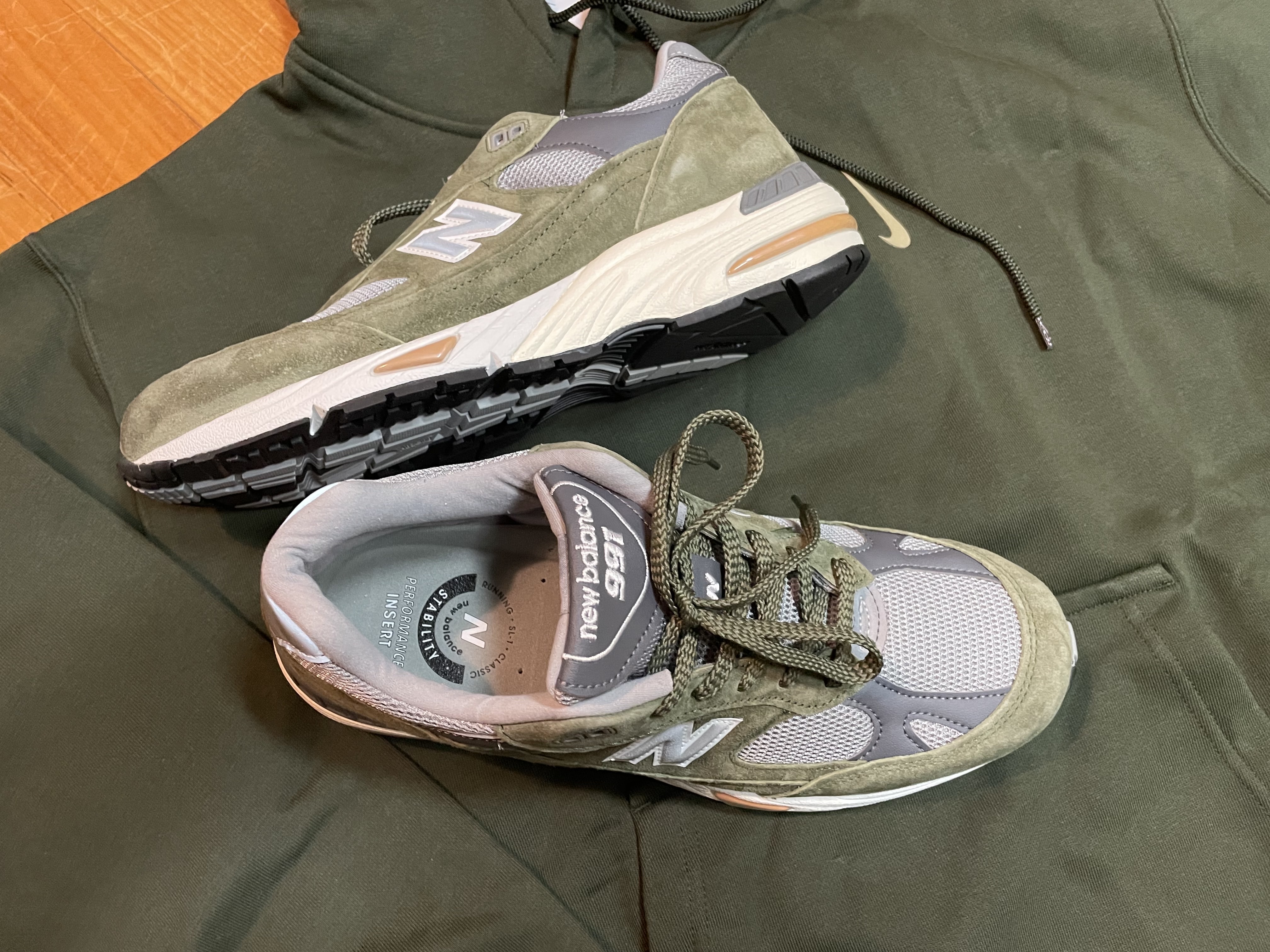 New Balance 991 Made in UK Green Grey, Nike x Billie Eilish NRG Fleece Hoodie Sequoia - Asia 착용 스타일 - 1